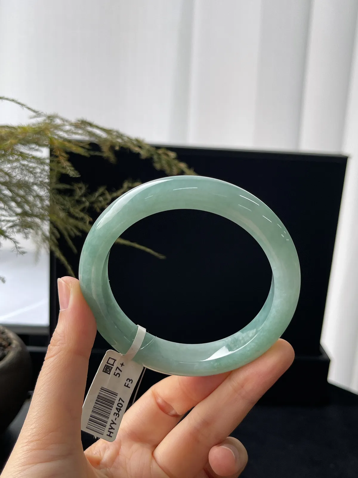 正圈57圈口，翡翠糯化种淡绿色手镯