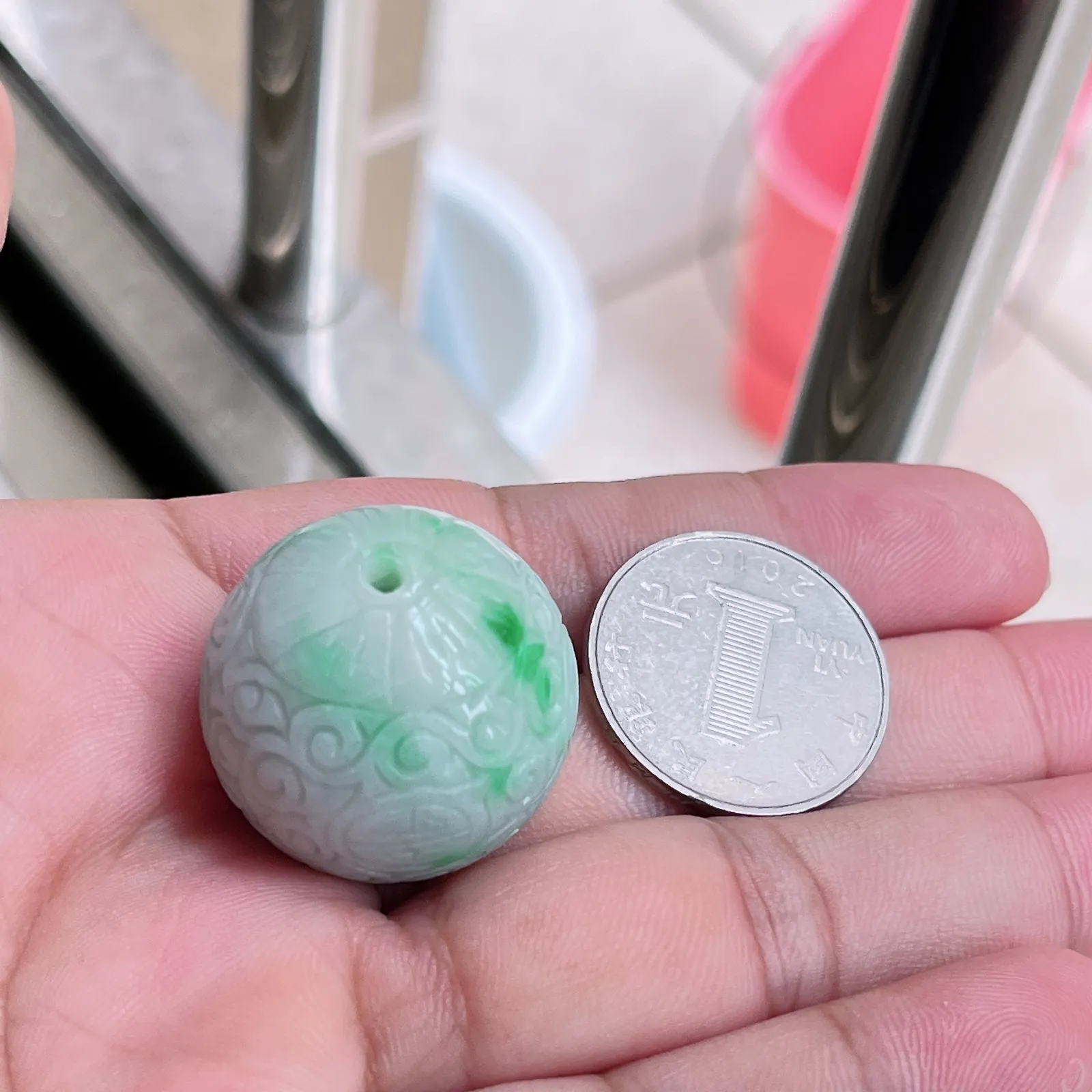 自然光实拍  水润精工冰透飘阳绿27mm回纹珠特色龙珠。玉质细腻莹润 雕工精湛，佩戴高雅大方   线条优美 lww尺寸:27mm