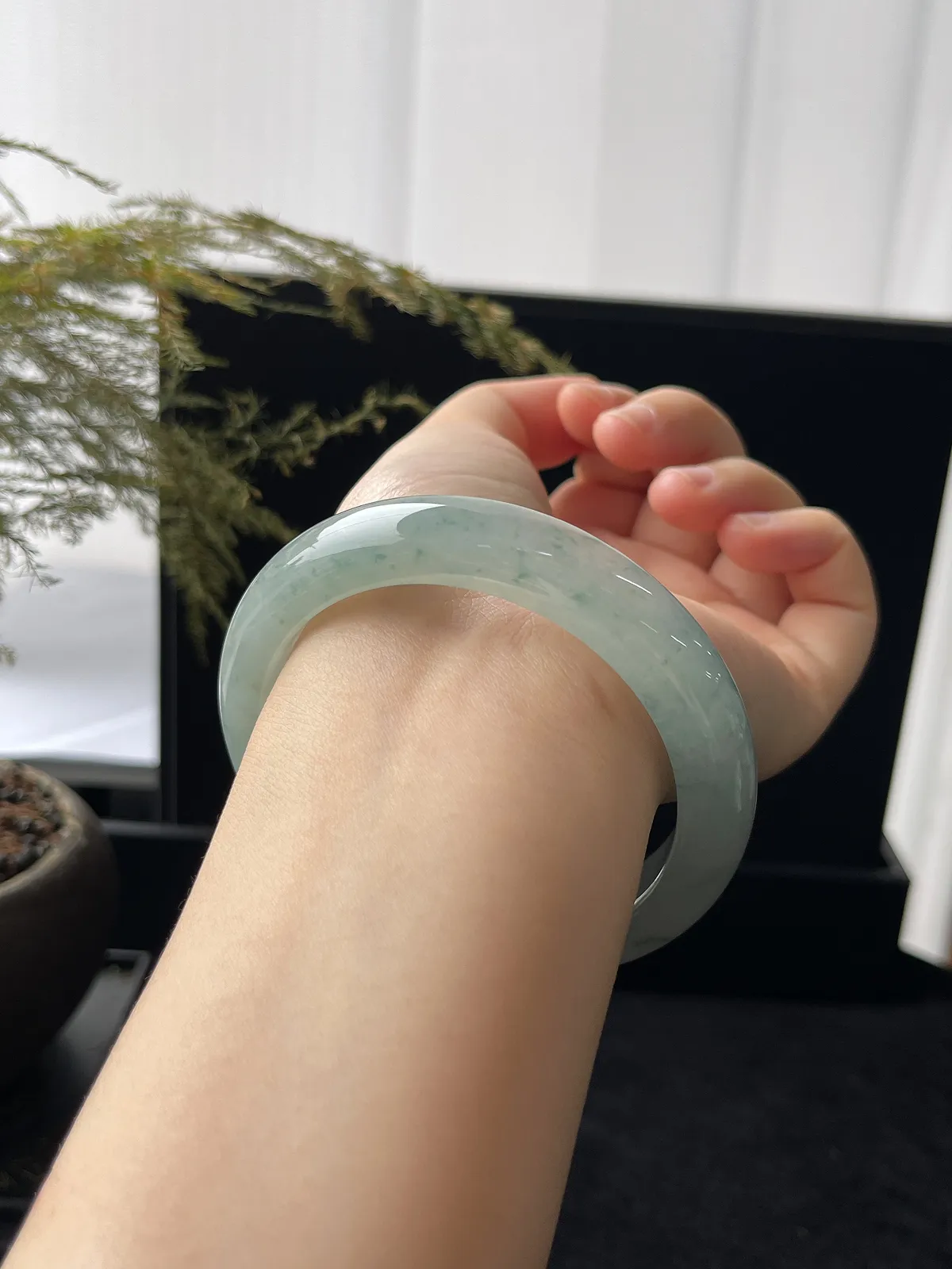 正圈57.8圈口，翡翠冰糯种飘绿手镯