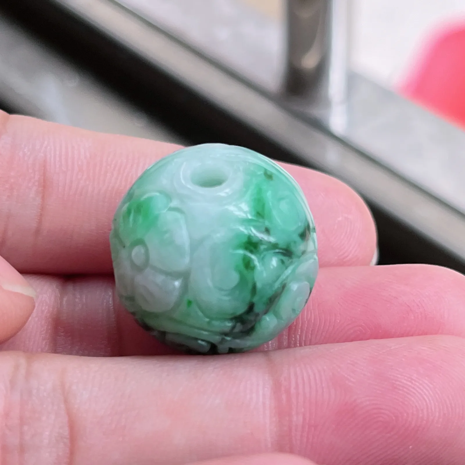 自然光实拍  水润精工冰透飘阳绿23mm回纹珠特色龙珠。玉质细腻莹润 雕工精湛，佩戴高雅大方   线