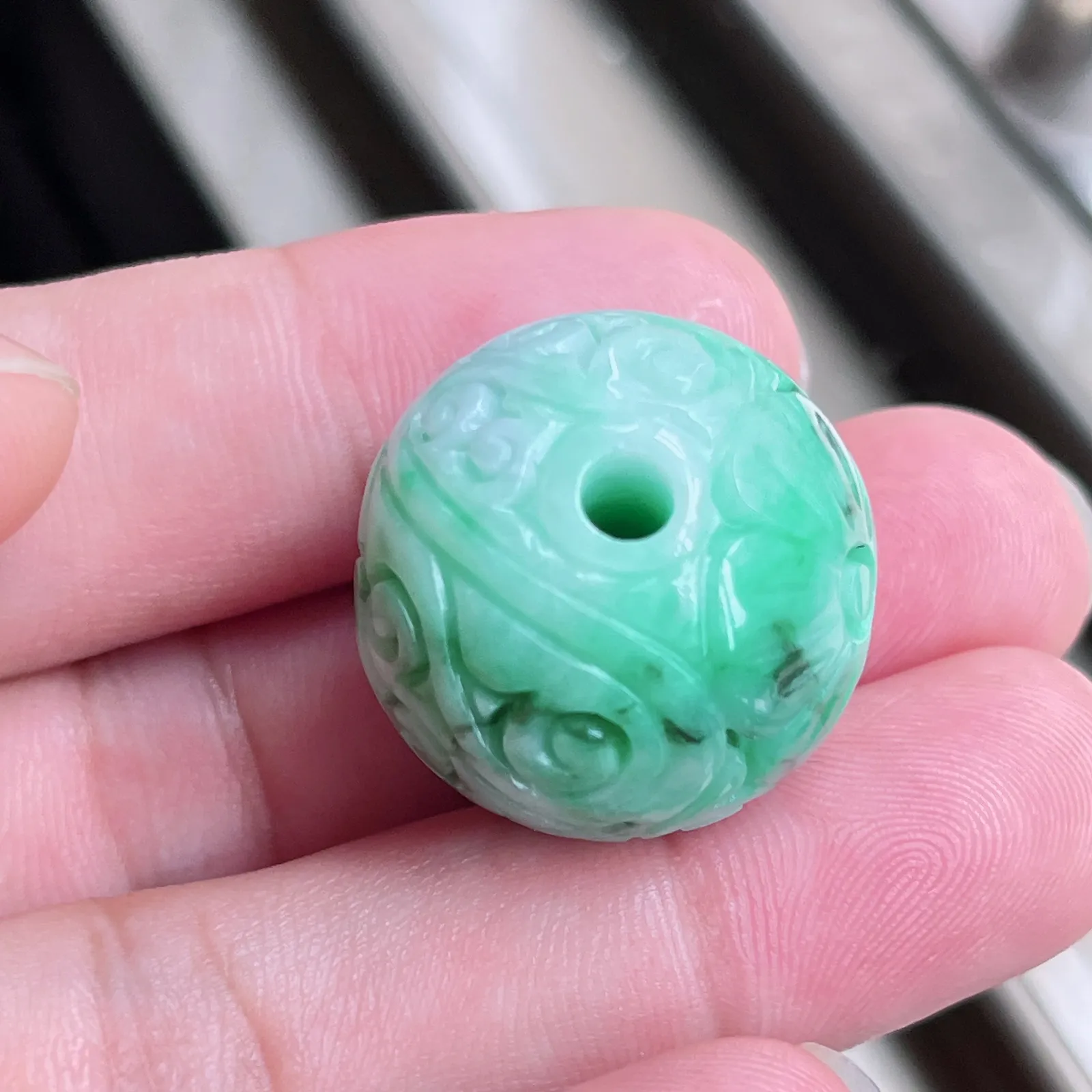 自然光实拍  水润精工冰透飘阳绿24mm回纹珠特色龙珠。玉质细腻莹润 雕工精湛，佩戴高雅大方   线条优美 lww尺寸:23.5-24mm