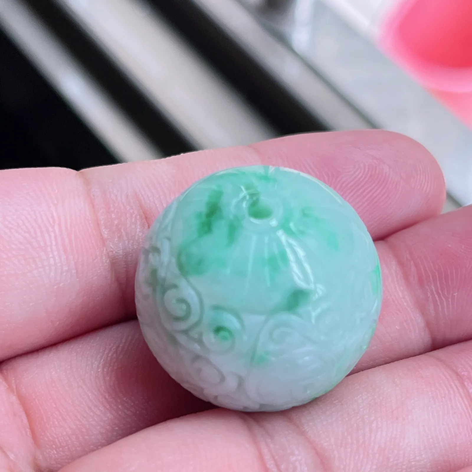 自然光实拍  水润精工冰透飘阳绿27mm回纹珠特色龙珠。玉质细腻莹润 雕工精湛，佩戴高雅大方   线条优美 lww尺寸:27mm