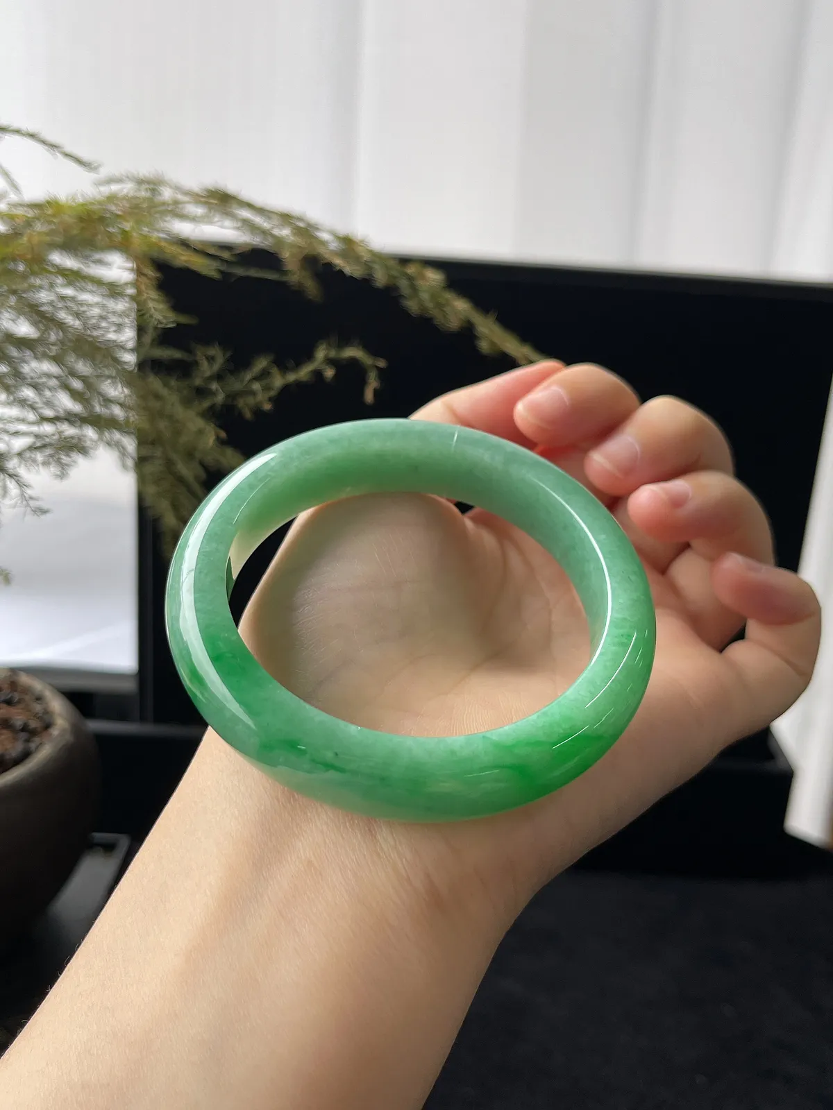正圈57圈口，翡翠糯化种飘绿手镯