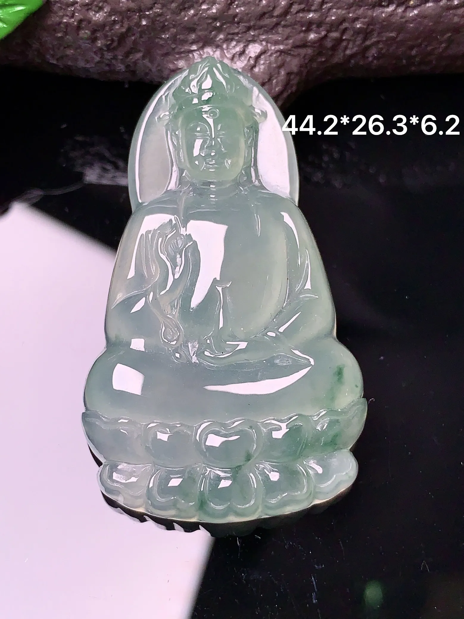 飘绿观音吊坠 玉质细腻 色泽清新艳丽 整体尺寸44.2*26.3*6.2