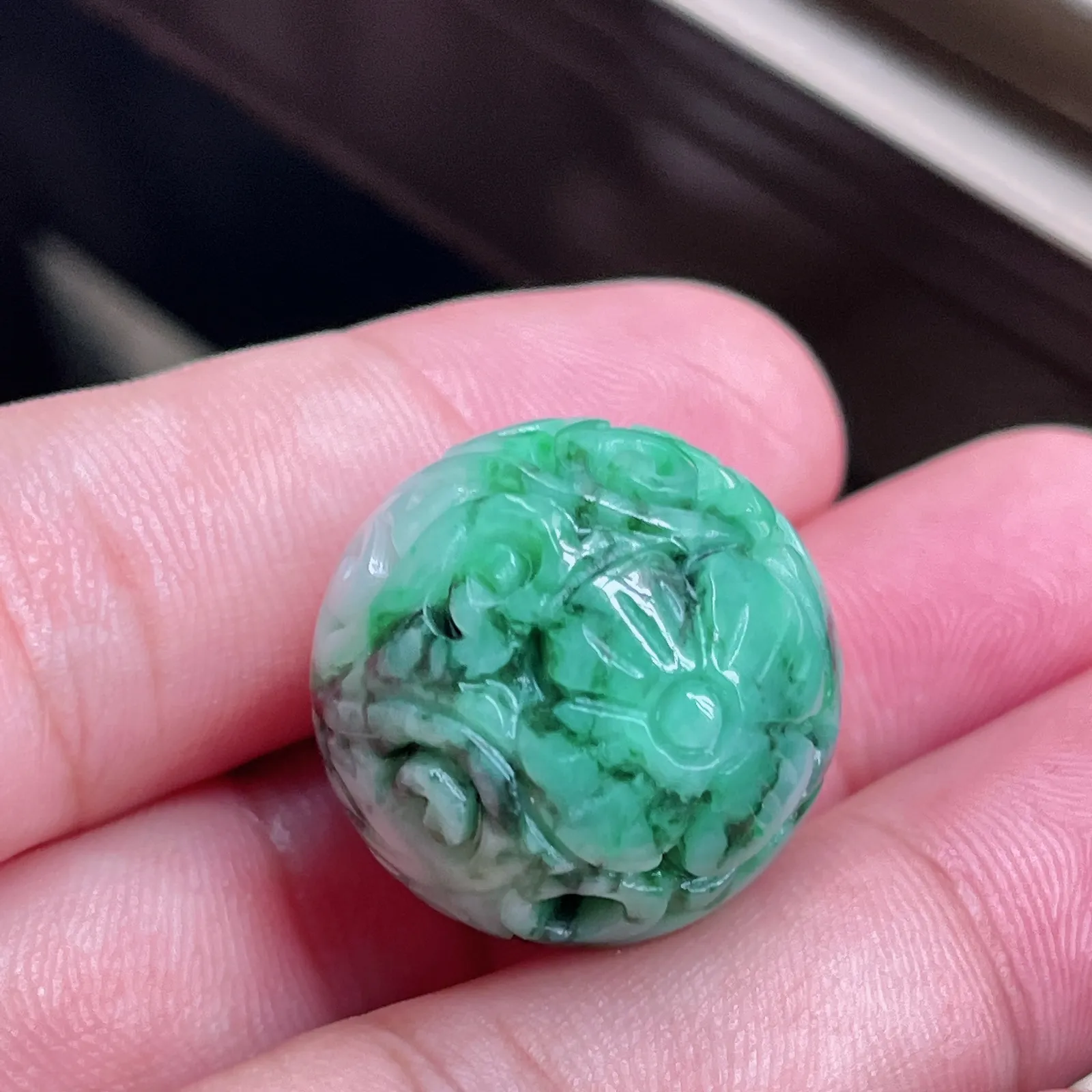 自然光实拍  水润精工冰透飘阳绿23mm回纹珠特色龙珠。玉质细腻莹润 雕工精湛，佩戴高雅大方   线条优美 lww尺寸:22-23mm