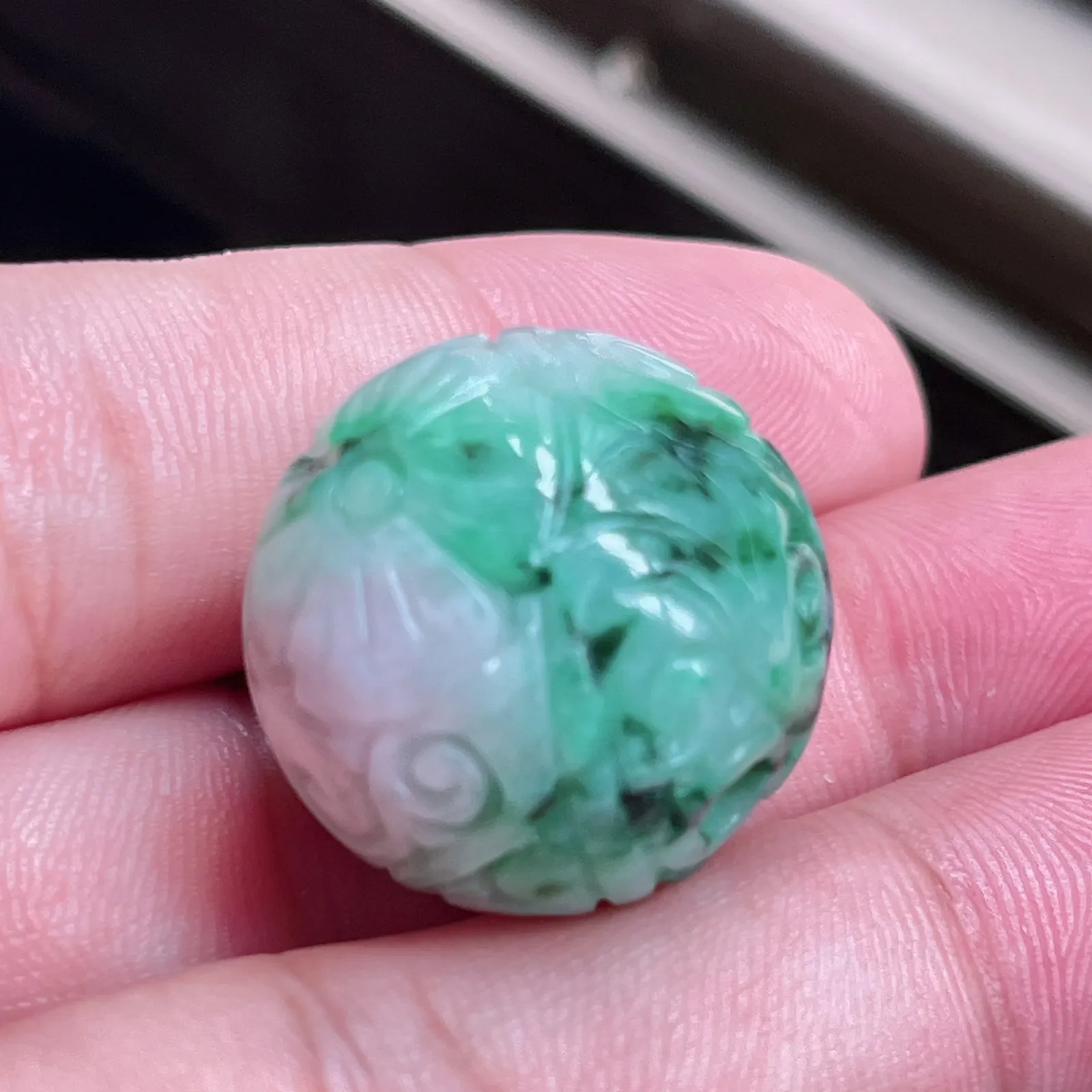 自然光实拍  水润精工冰透飘阳绿23mm回纹珠特色龙珠。玉质细腻莹润 雕工精湛，佩戴高雅大方   线条优美 lww尺寸:22-23mm