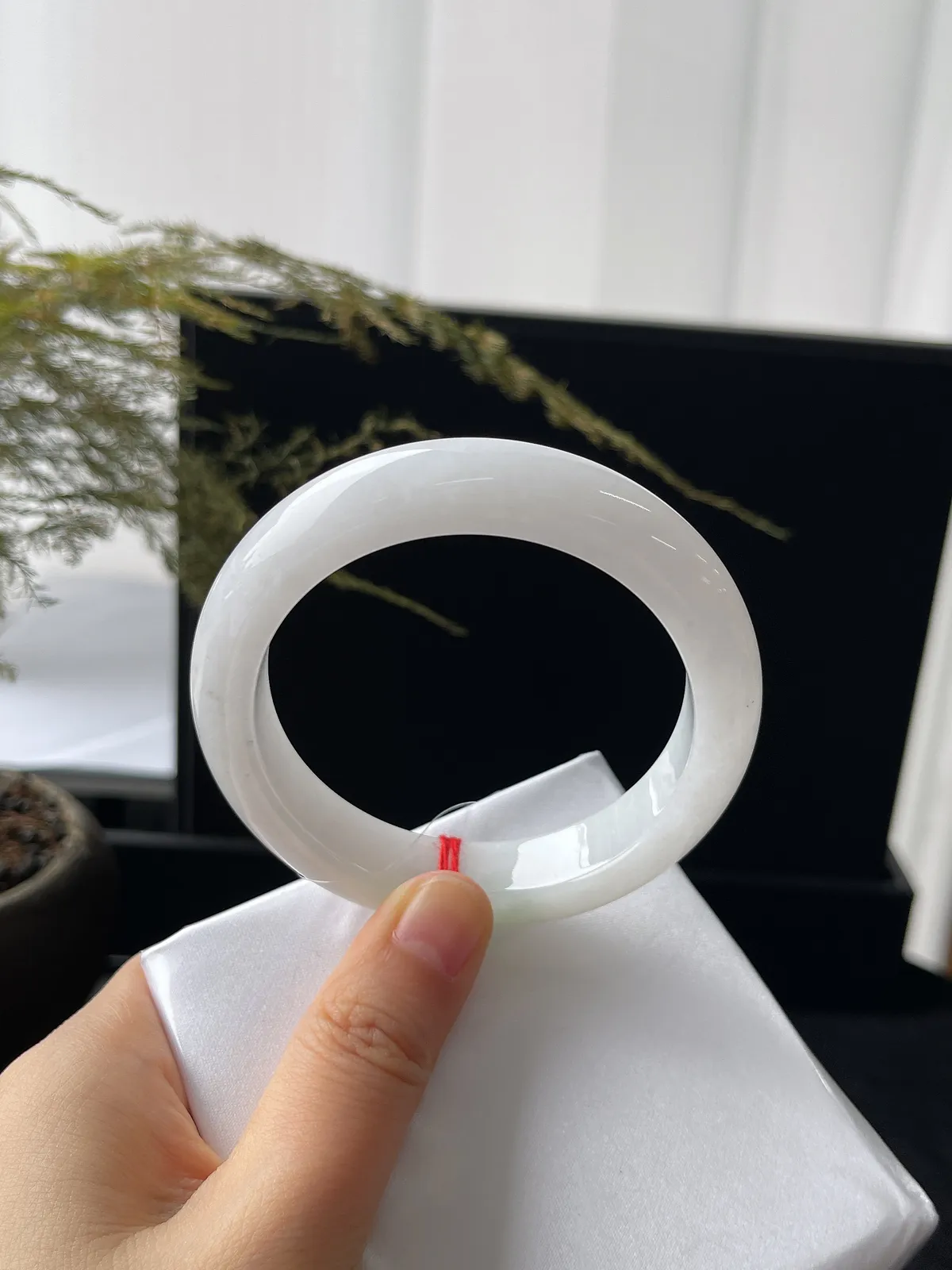 正圈55圈口，翡翠糯化种白色飘绿手镯