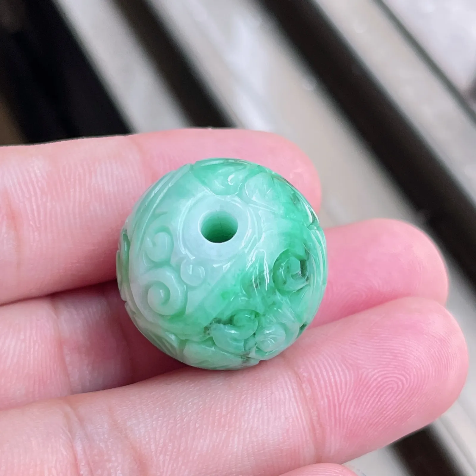 自然光实拍  水润精工冰透飘阳绿24mm回纹珠特色龙珠。玉质细腻莹润 雕工精湛，佩戴高雅大方   线条优美 lww尺寸:23.5-24mm