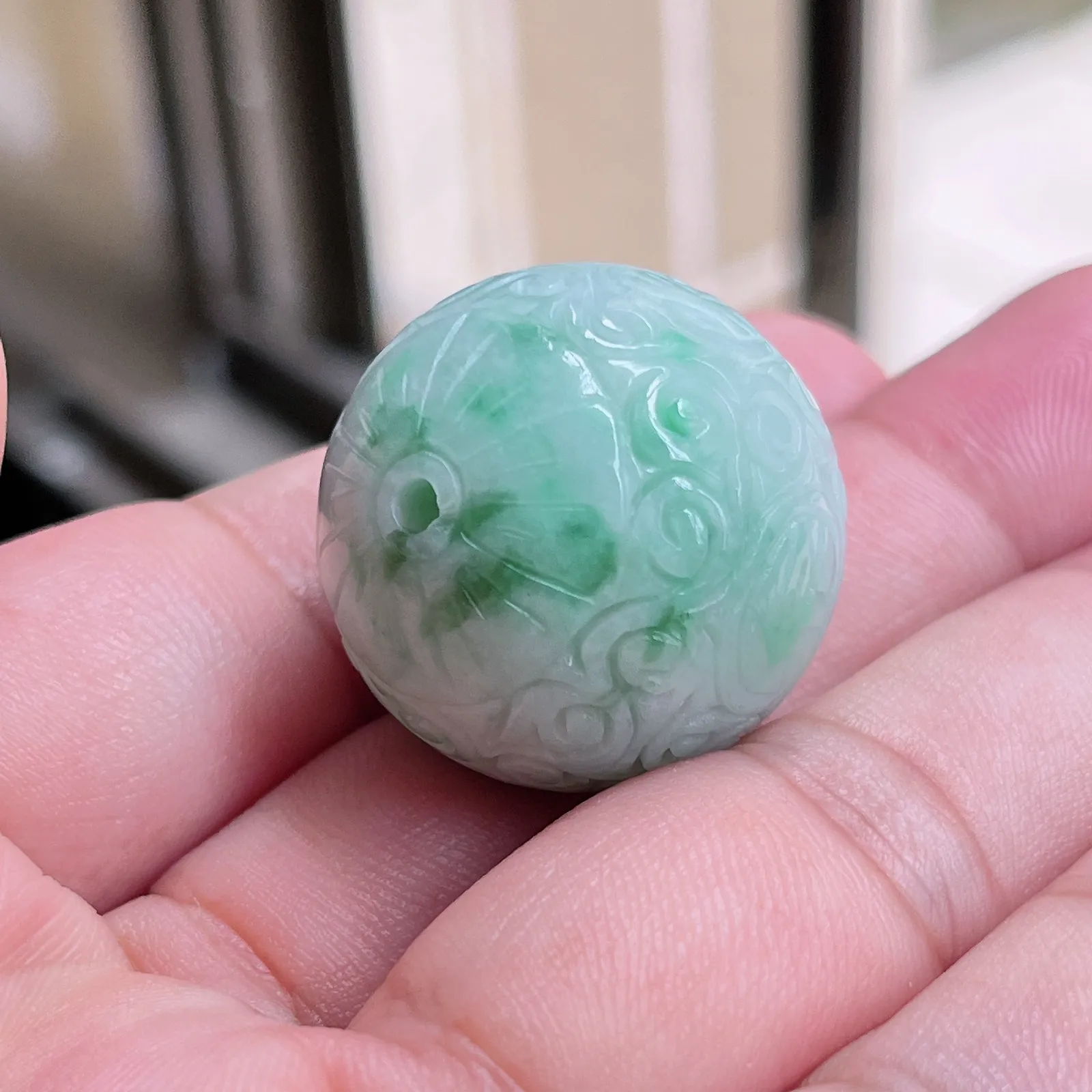 自然光实拍  水润精工冰透飘阳绿27mm回纹珠特色龙珠。玉质细腻莹润 雕工精湛，佩戴高雅大方   线条优美 lww尺寸:27mm