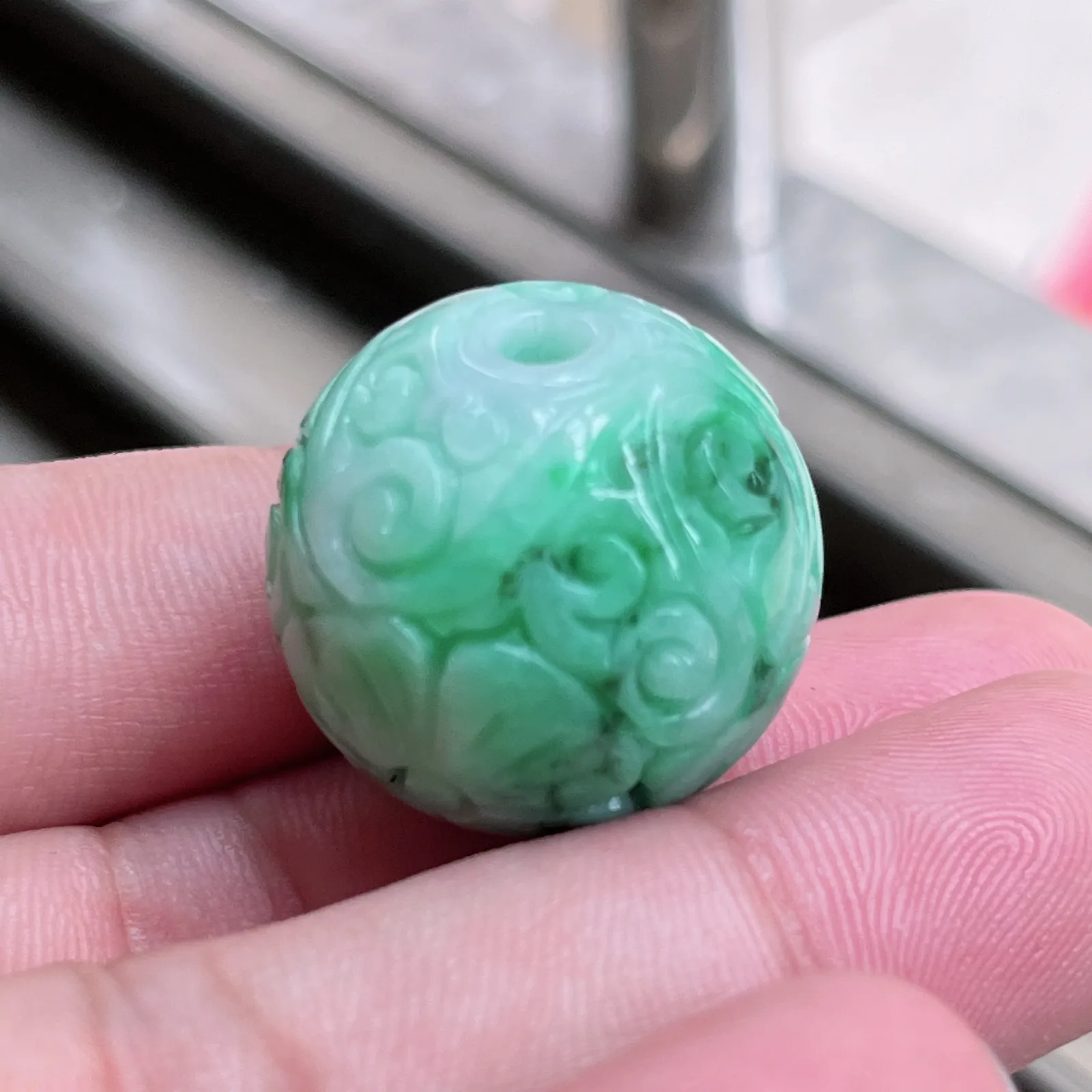 自然光实拍  水润精工冰透飘阳绿24mm回纹珠特色龙珠。玉质细腻莹润 雕工精湛，佩戴高雅大方   线条优美 lww尺寸:23.5-24mm