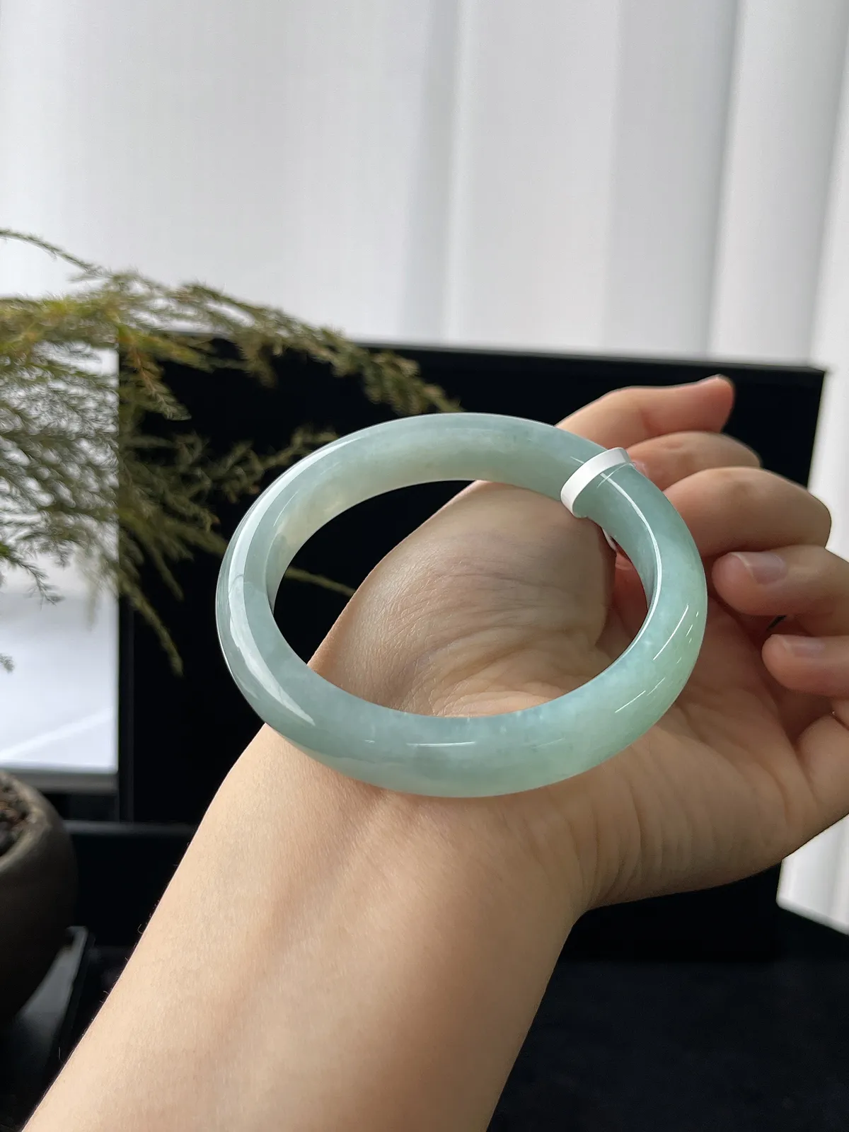 正圈56圈口，翡翠糯化种淡绿色手镯