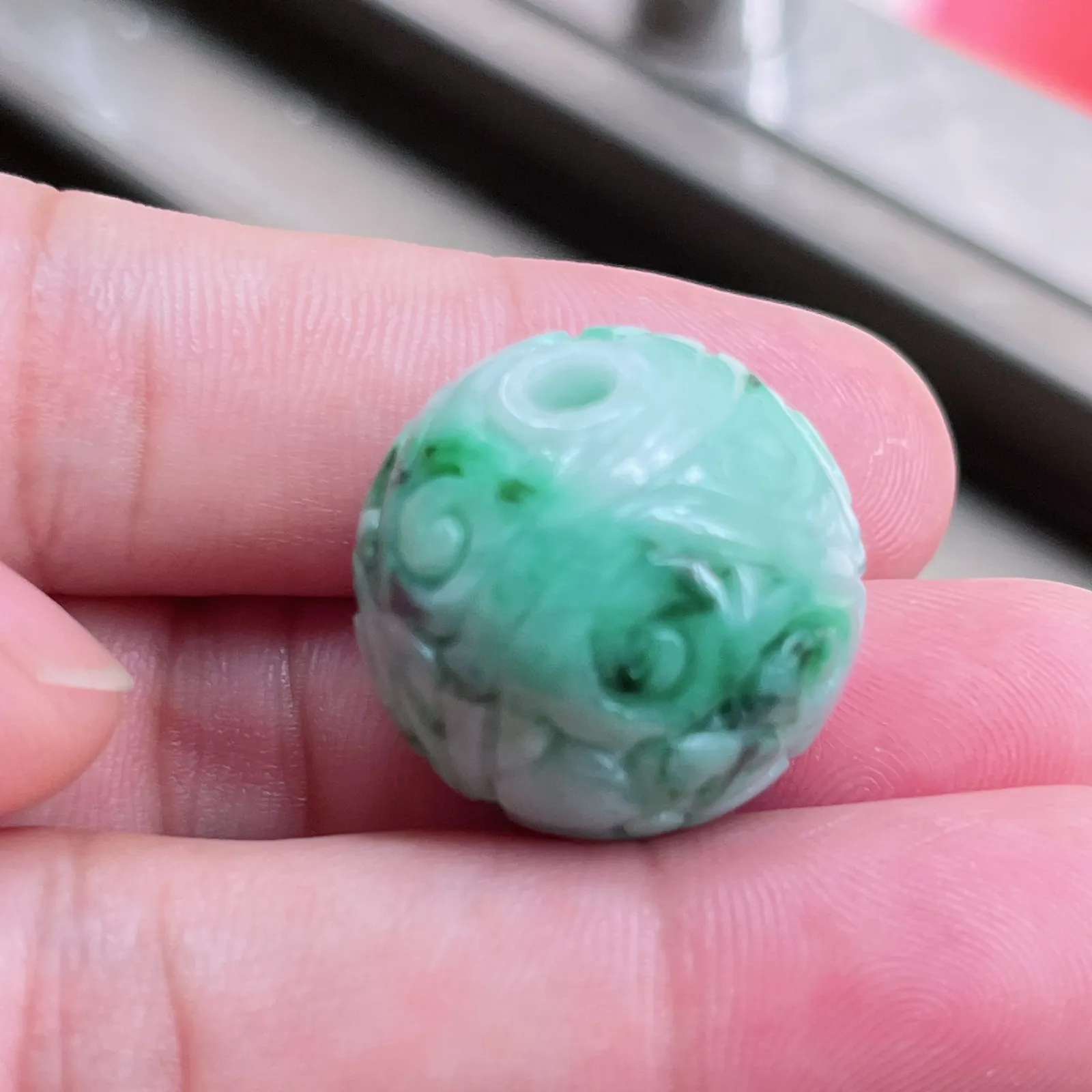 自然光实拍  水润精工冰透飘阳绿23mm回纹珠特色龙珠。玉质细腻莹润 雕工精湛，佩戴高雅大方   线条优美 lww尺寸:22.5-24mm