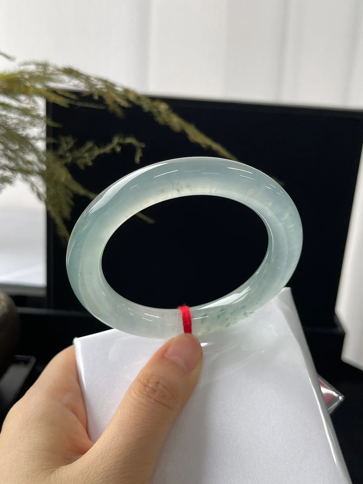 圆镯53.4圈口，翡翠冰种淡绿色飘花手镯