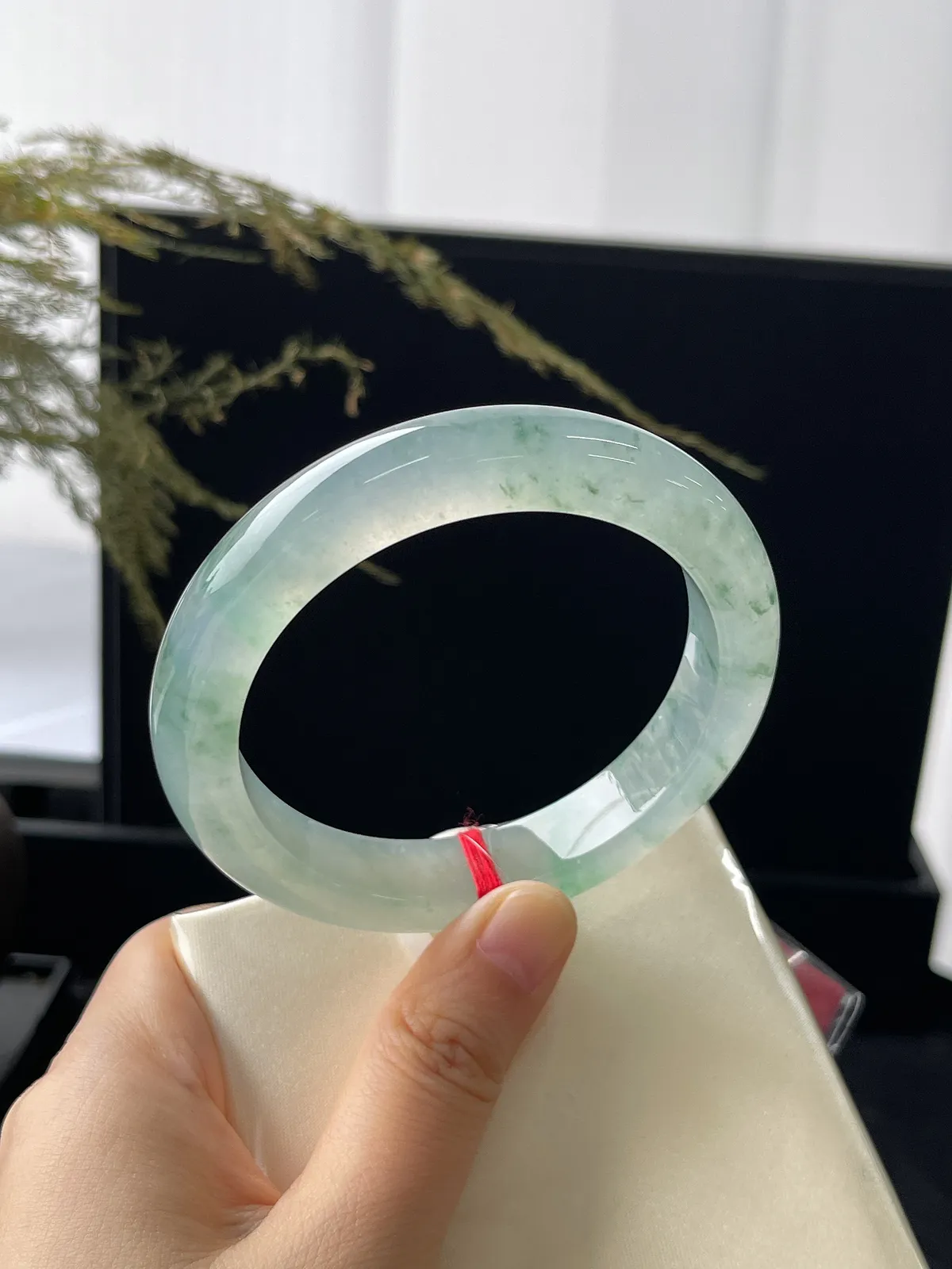 正圈57.6圈口，翡翠冰种飘绿手镯