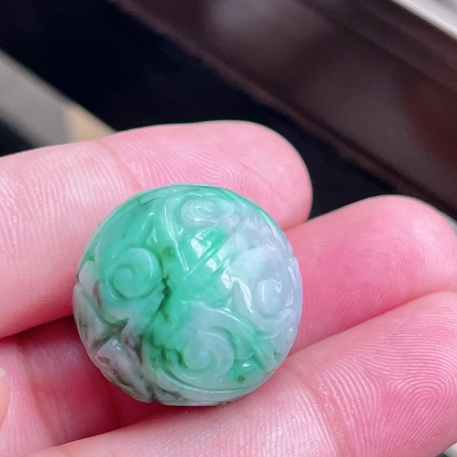 自然光实拍  水润精工冰透飘阳绿23mm回纹珠特色龙珠。玉质细腻莹润 雕工精湛，佩戴高雅大方   线条优美 lww尺寸:22-23mm