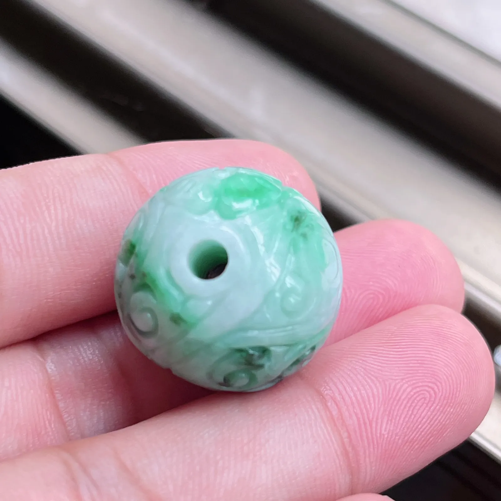 自然光实拍  水润精工冰透飘阳绿23mm回纹珠特色龙珠。玉质细腻莹润 雕工精湛，佩戴高雅大方   线条优美 lww尺寸:22.5-24mm