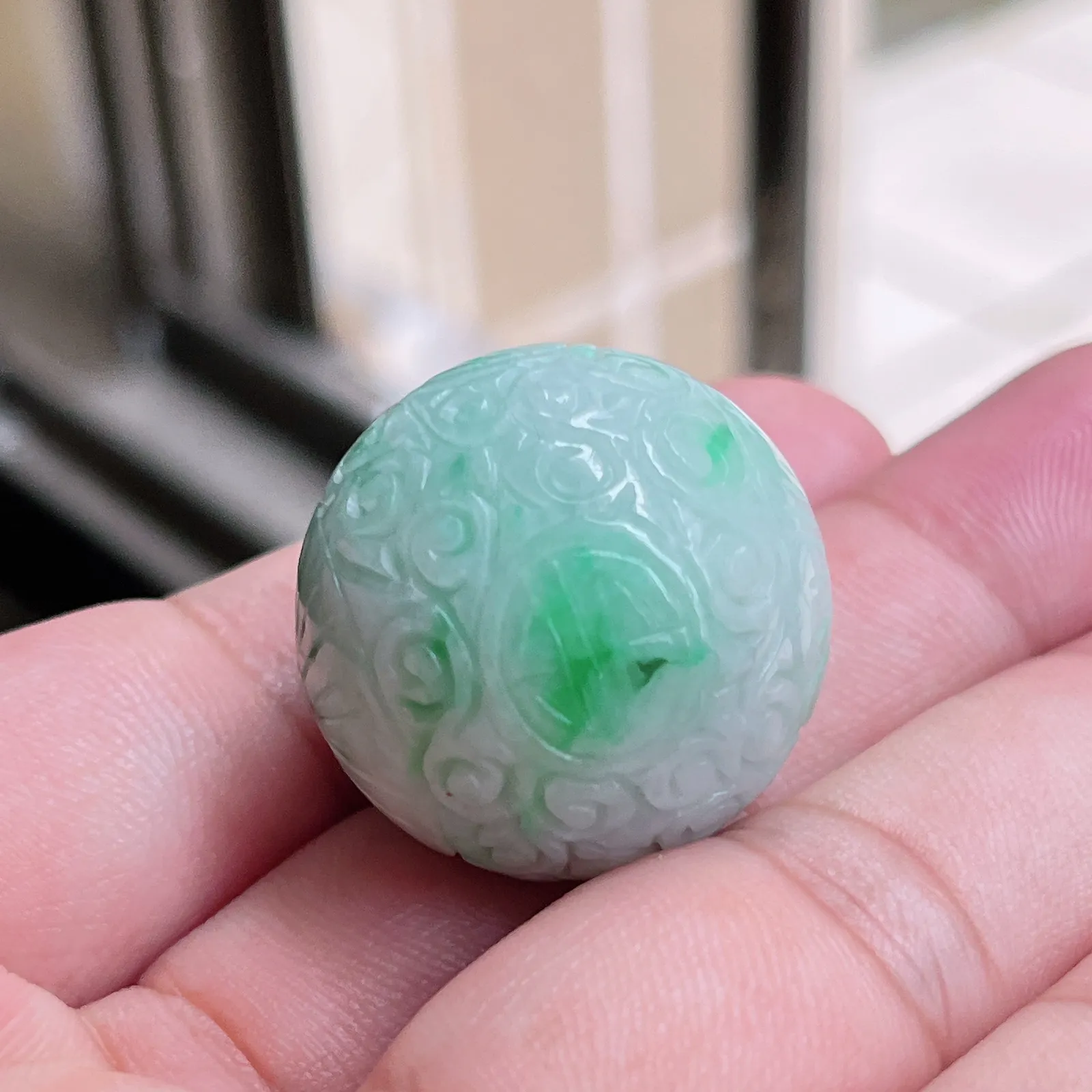 自然光实拍  水润精工冰透飘阳绿27mm回纹珠特色龙珠。玉质细腻莹润 雕工精湛，佩戴高雅大方   线条优美 lww尺寸:27mm