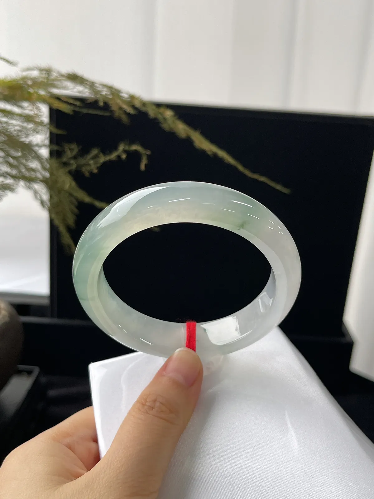 正圈56圈口，翡翠冰种飘绿手镯