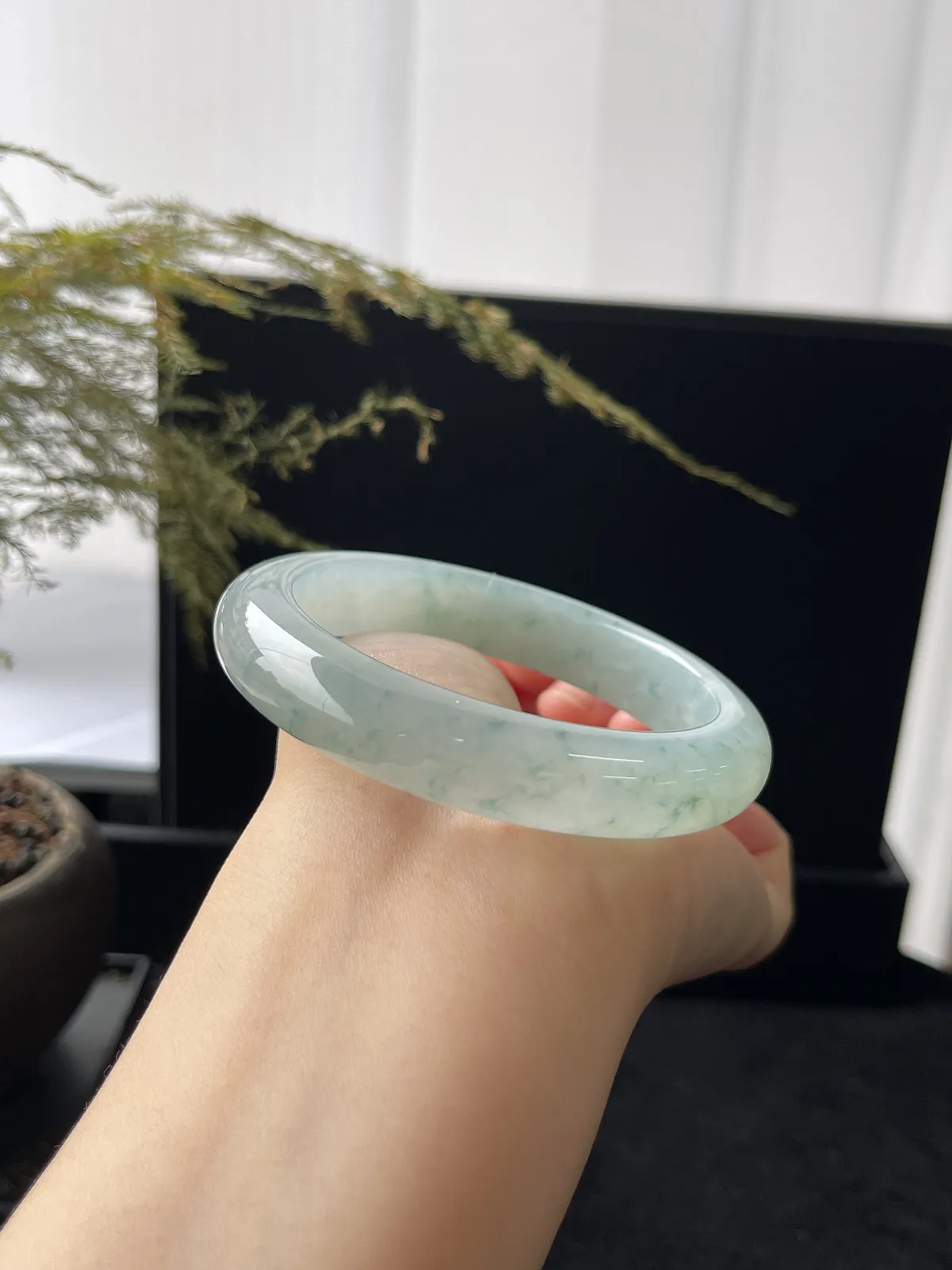 正圈57.8圈口，翡翠冰糯种飘绿手镯