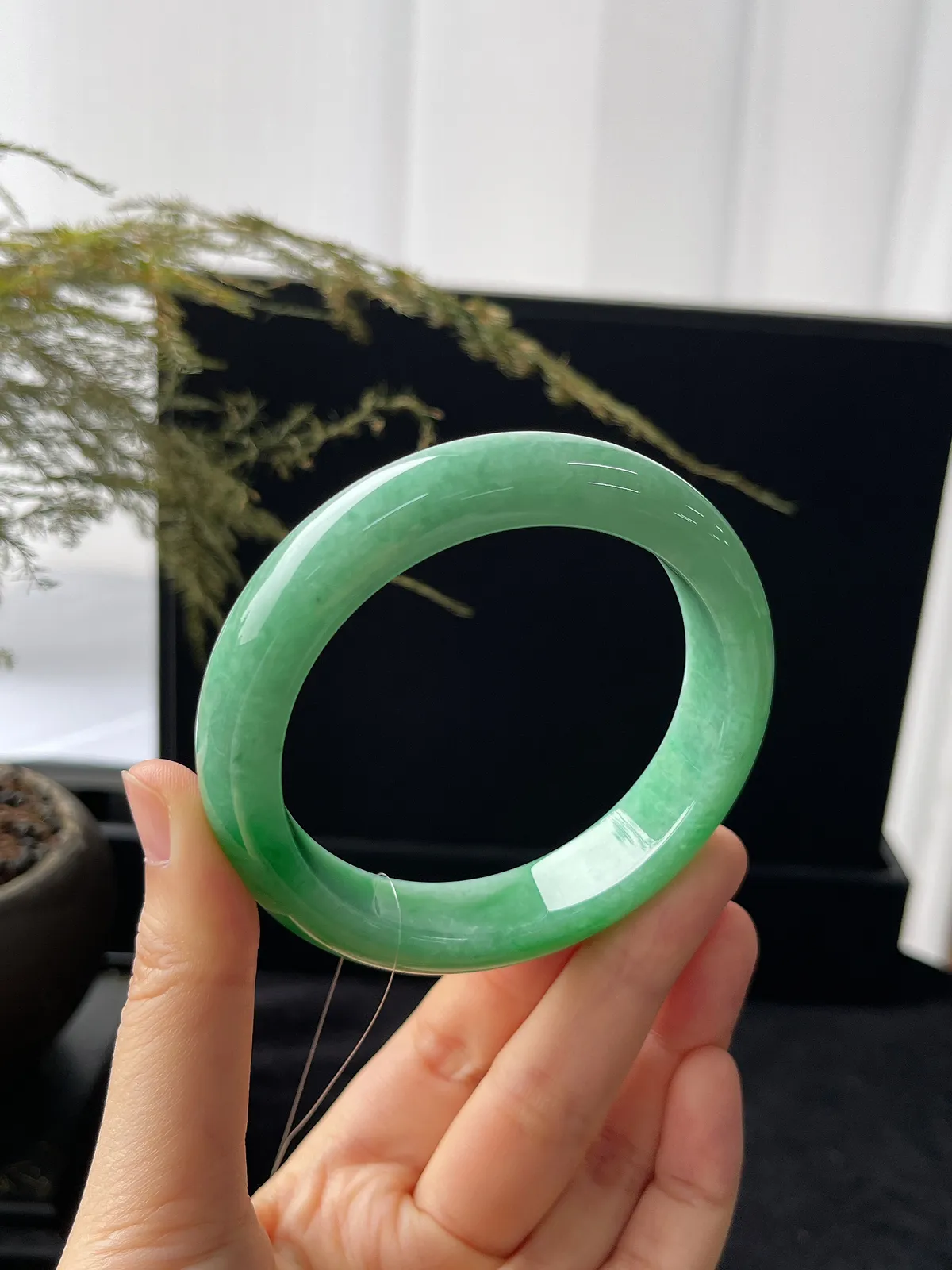 正圈57圈口，翡翠糯化种飘绿手镯