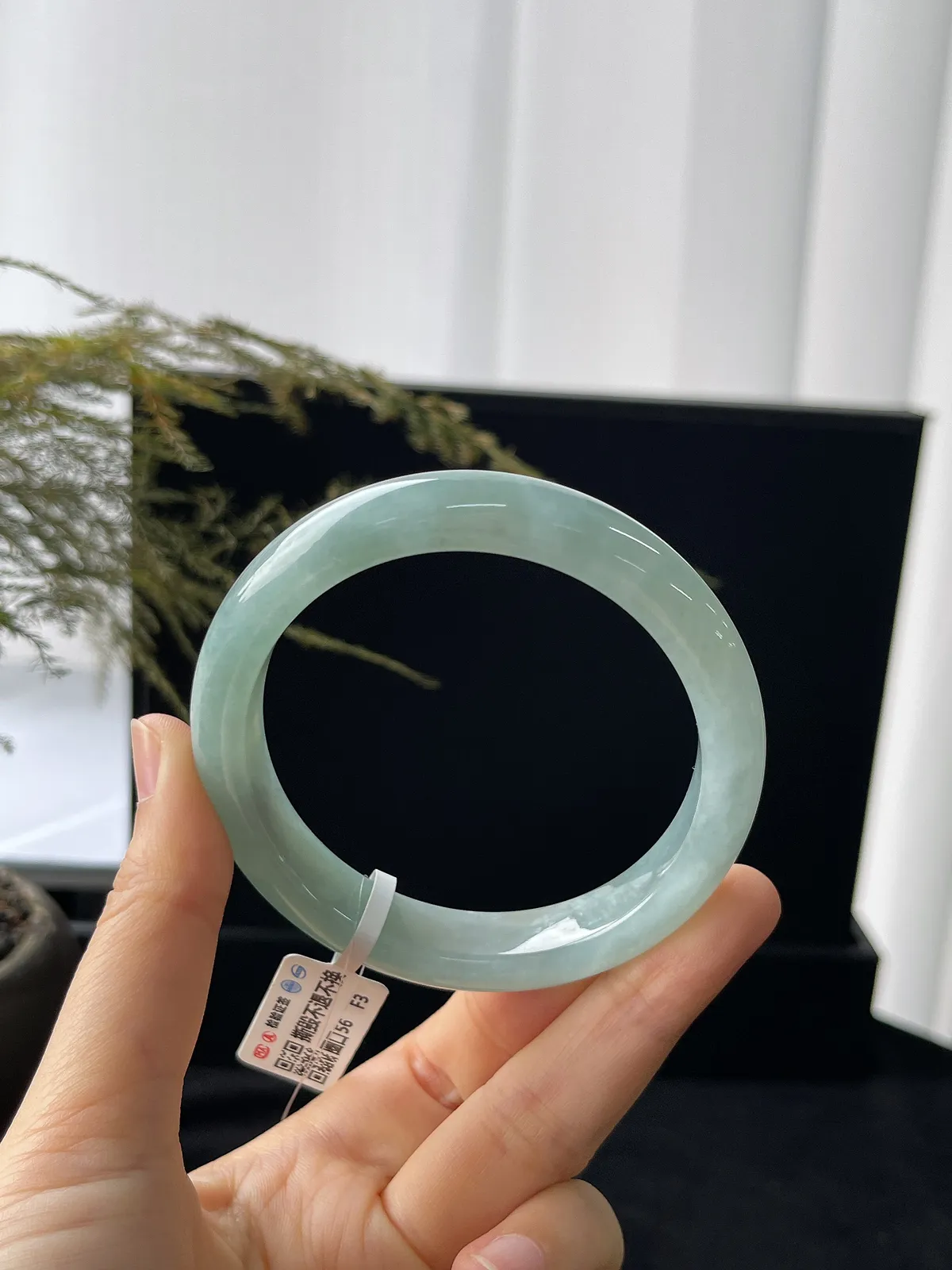 正圈56圈口，翡翠糯化种淡绿色手镯