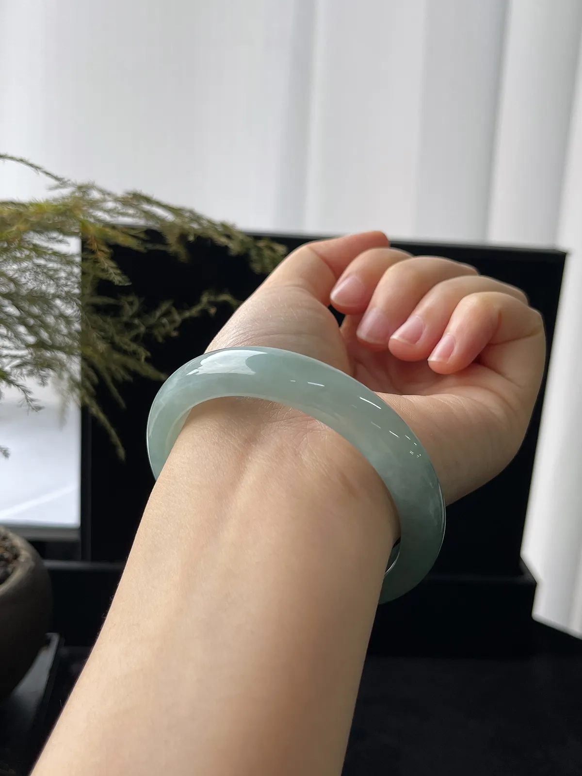 正圈56圈口，翡翠糯化种淡绿色手镯