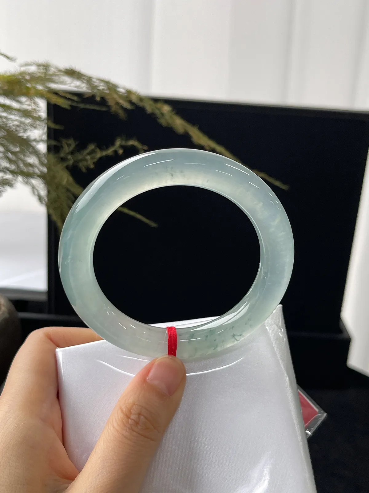圆镯53.4圈口，翡翠冰种淡绿色飘花手镯