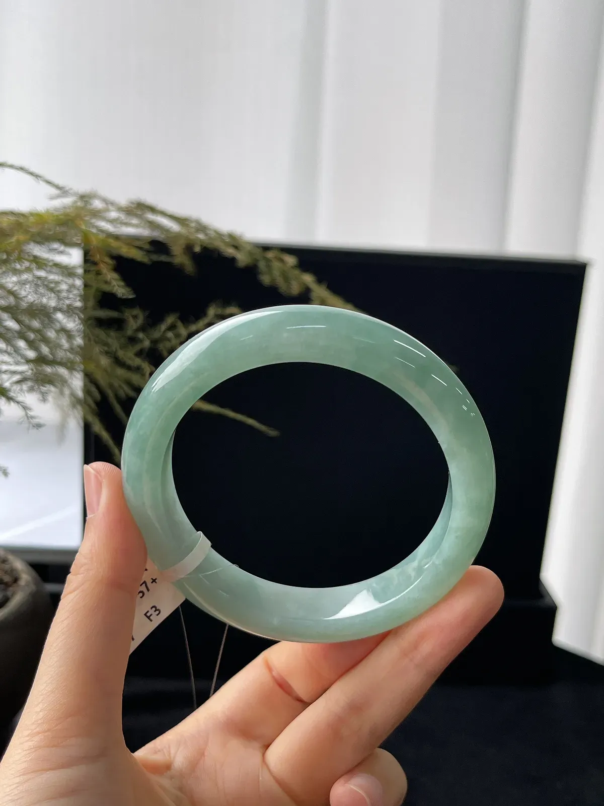 正圈57圈口，翡翠糯化种淡绿色手镯