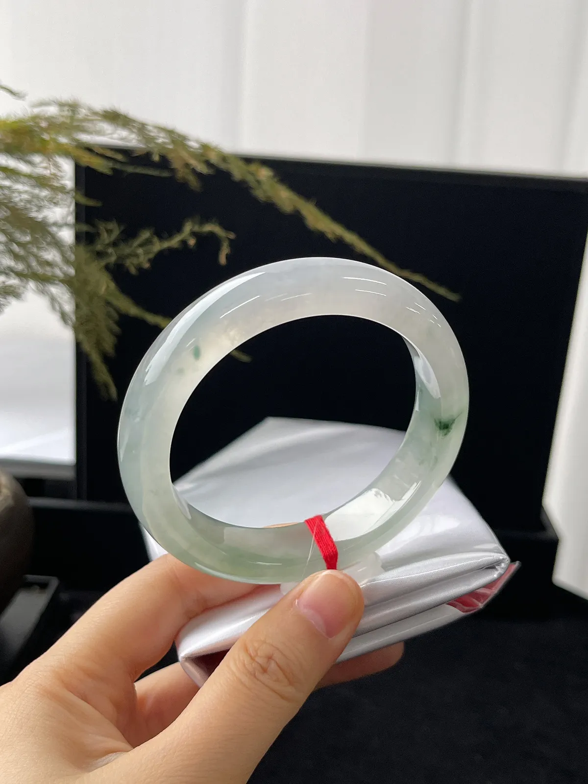 正圈56圈口，翡翠冰种飘绿手镯