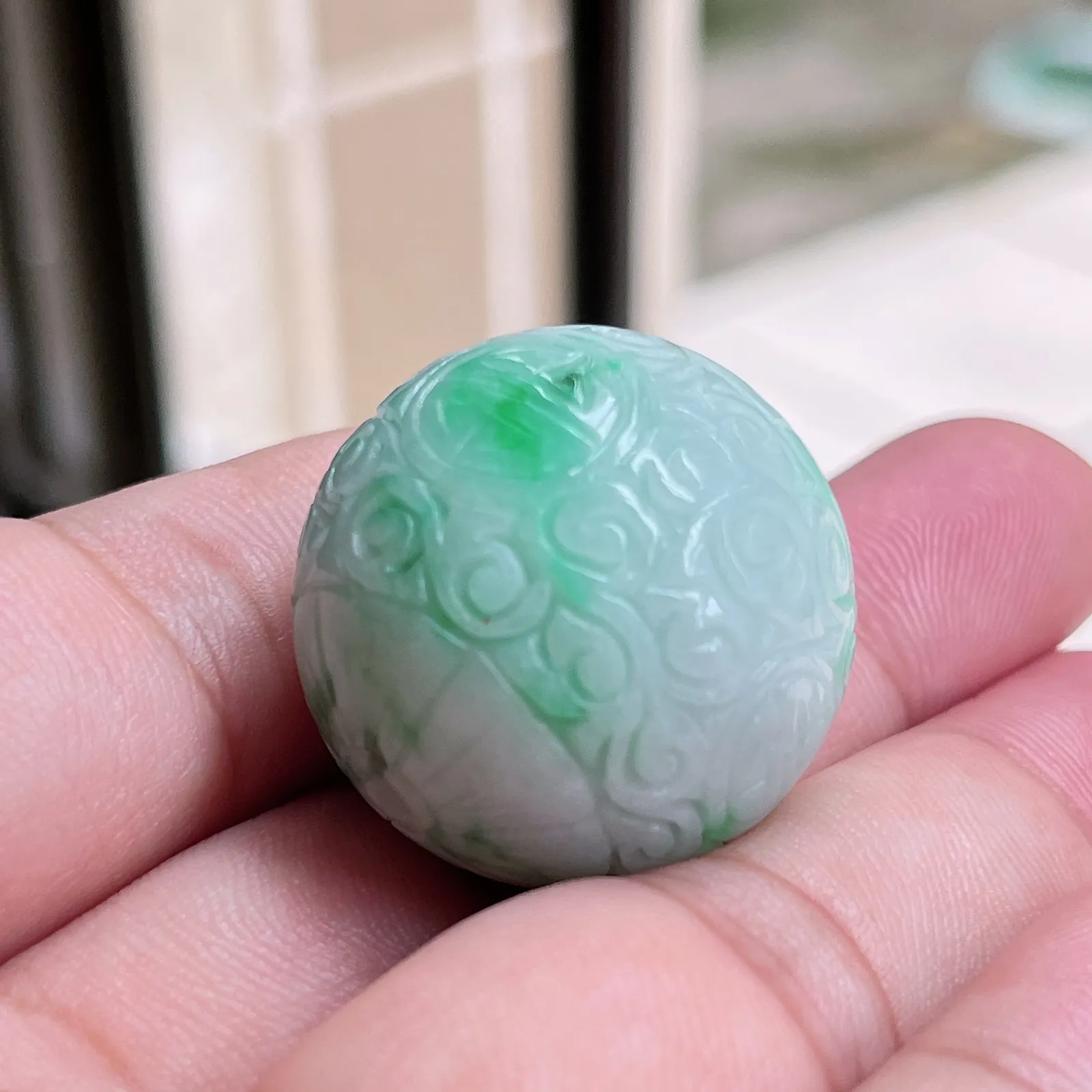 自然光实拍  水润精工冰透飘阳绿27mm回纹珠特色龙珠。玉质细腻莹润 雕工精湛，佩戴高雅大方   线条优美 lww尺寸:27mm