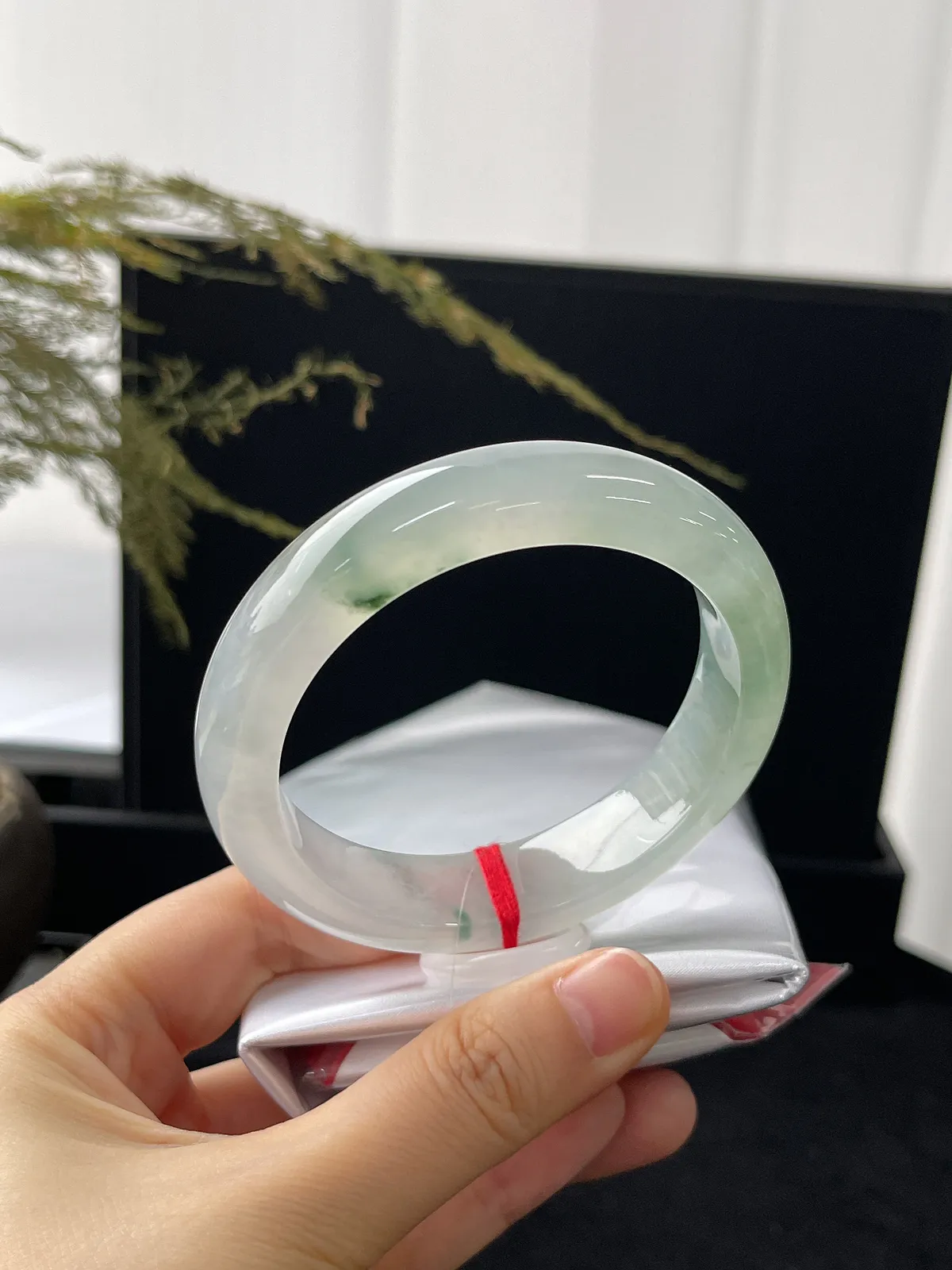 正圈56圈口，翡翠冰种飘绿手镯
