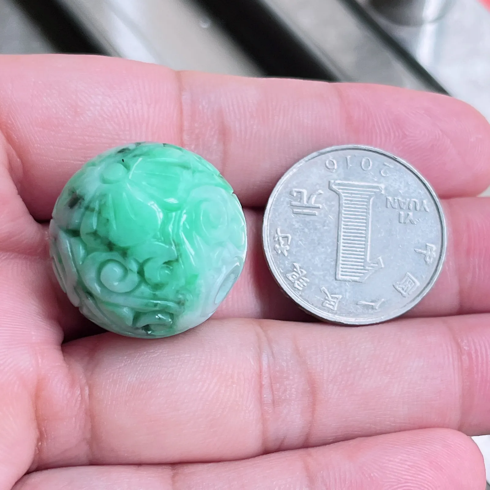 自然光实拍  水润精工冰透飘阳绿24mm回纹珠特色龙珠。玉质细腻莹润 雕工精湛，佩戴高雅大方   线条优美 lww尺寸:23.5-24mm