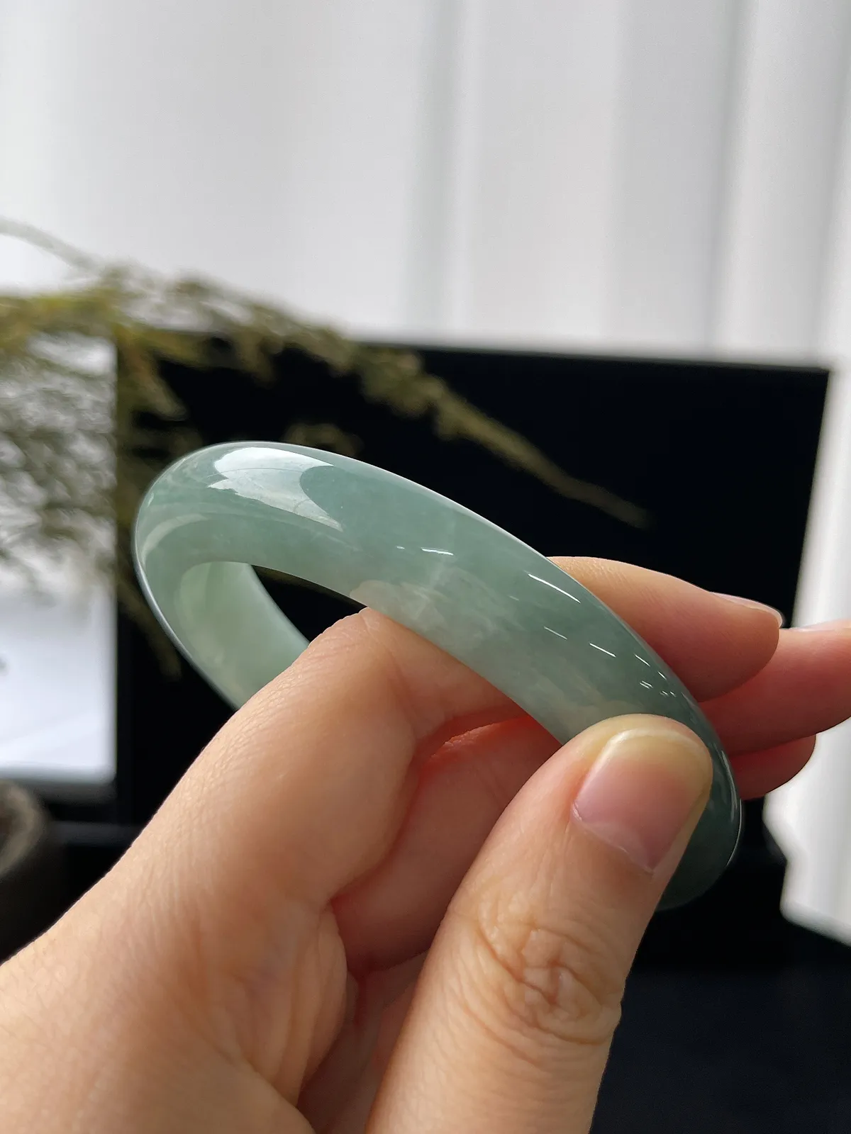 正圈57圈口，翡翠糯化种淡绿色手镯