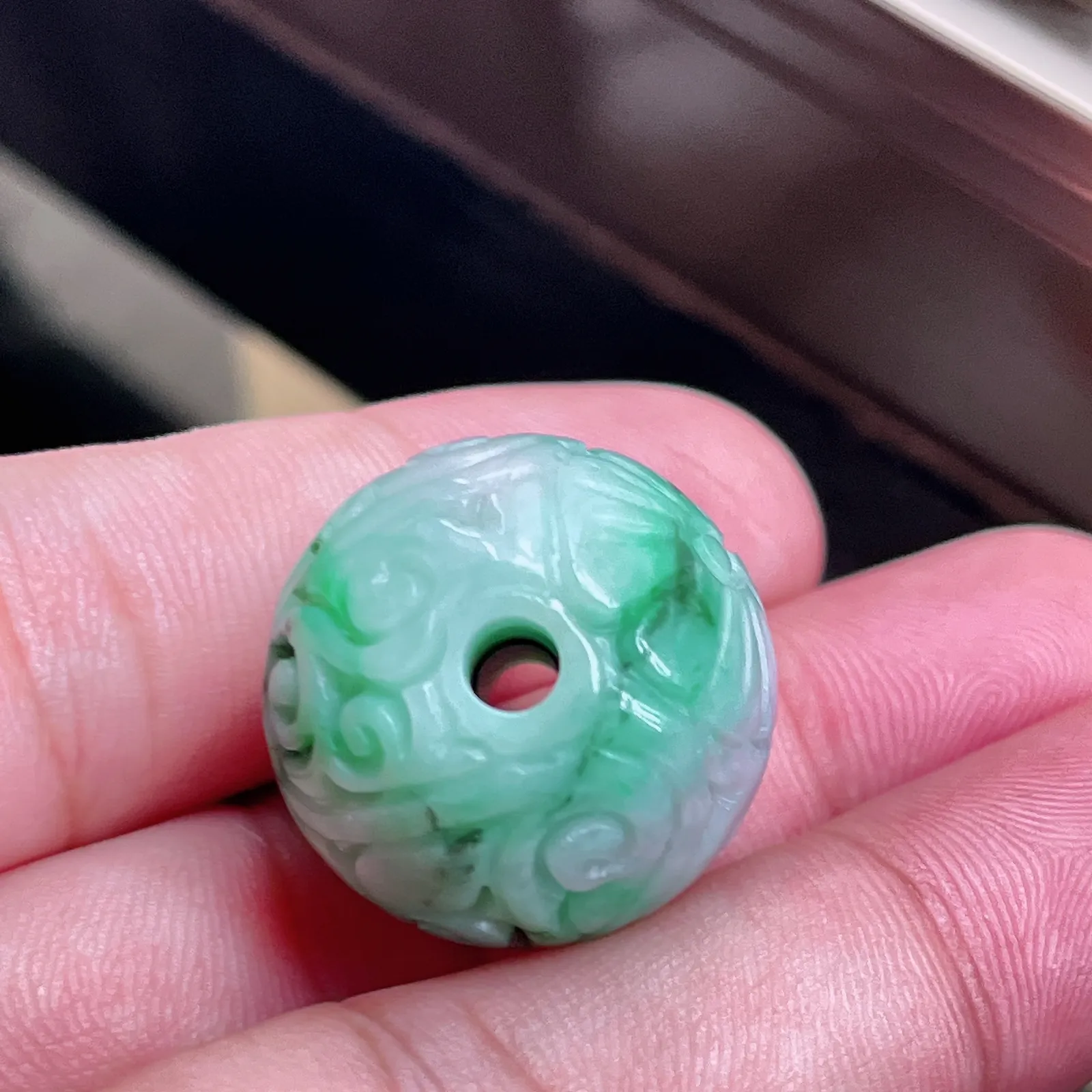 自然光实拍  水润精工冰透飘阳绿23mm回纹珠特色龙珠。玉质细腻莹润 雕工精湛，佩戴高雅大方   线条优美 lww尺寸:22-23mm