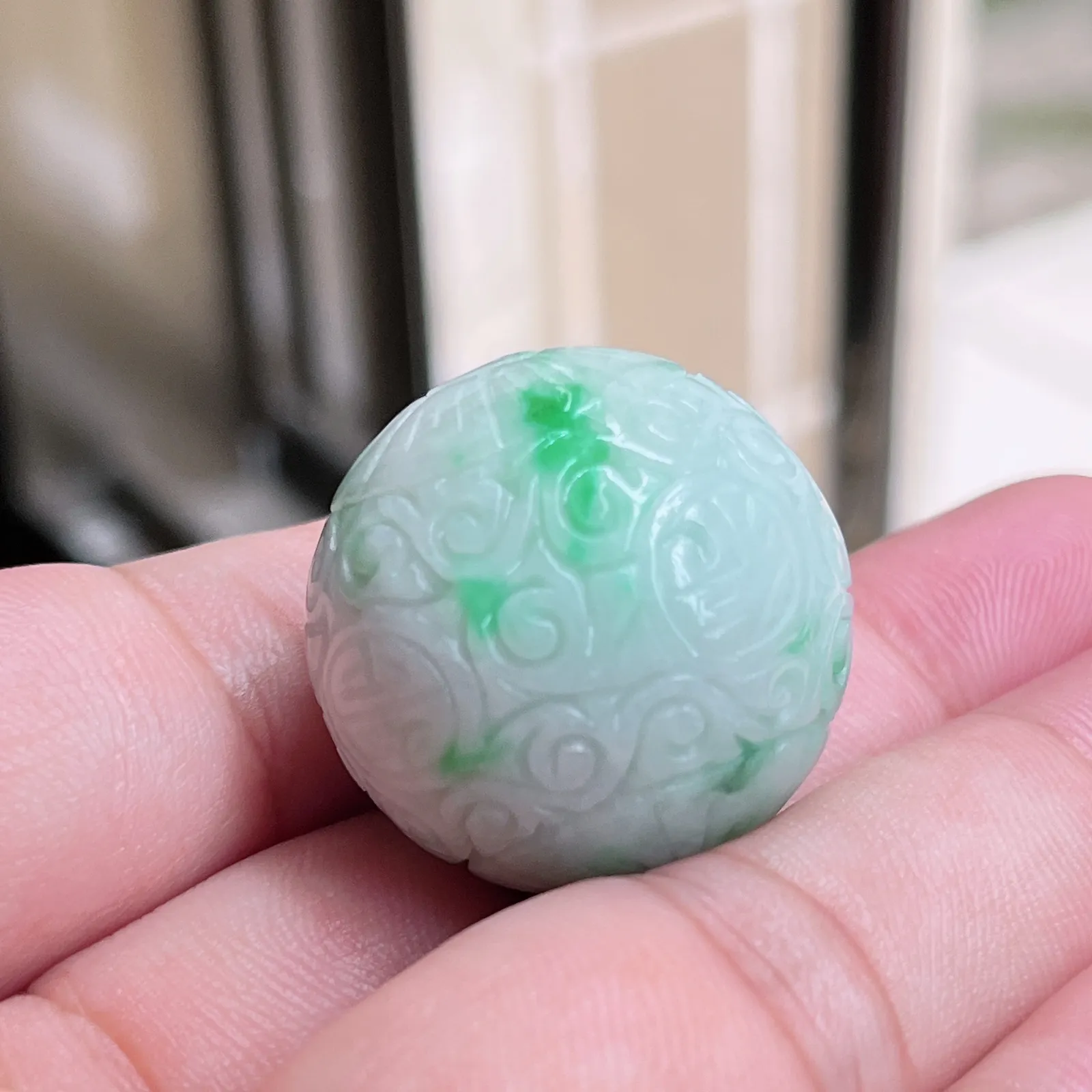 自然光实拍  水润精工冰透飘阳绿27mm回纹珠特色龙珠。玉质细腻莹润 雕工精湛，佩戴高雅大方   线条优美 lww尺寸:27mm