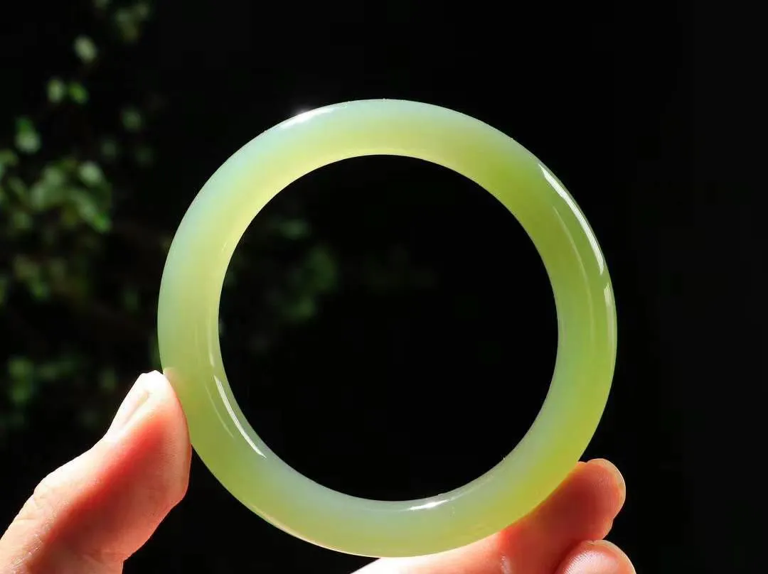 （温柔雅致.手镯）

精品️和田玉圆条晴水手镯。镯型饱满，温润细腻，脂润沁香。️执一卷书，沏一盏茶，着一袭裙，戴一只镯。淡淡浅笺，素心若兰，静赏玉中诗画。悠悠岁月，芊手轻摘，盛满诗样芳华。重49.6克   尺寸58.5-10-10mm    FDL-99402496