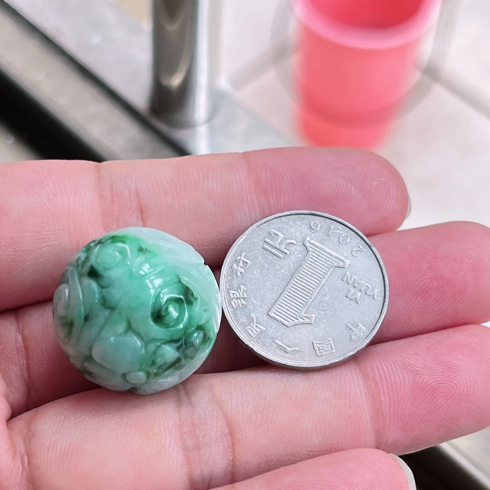 自然光实拍  水润精工冰透飘阳绿23mm回纹珠特色龙珠。玉质细腻莹润 雕工精湛，佩戴高雅大方   线条优美 lww尺寸:22.5-24mm