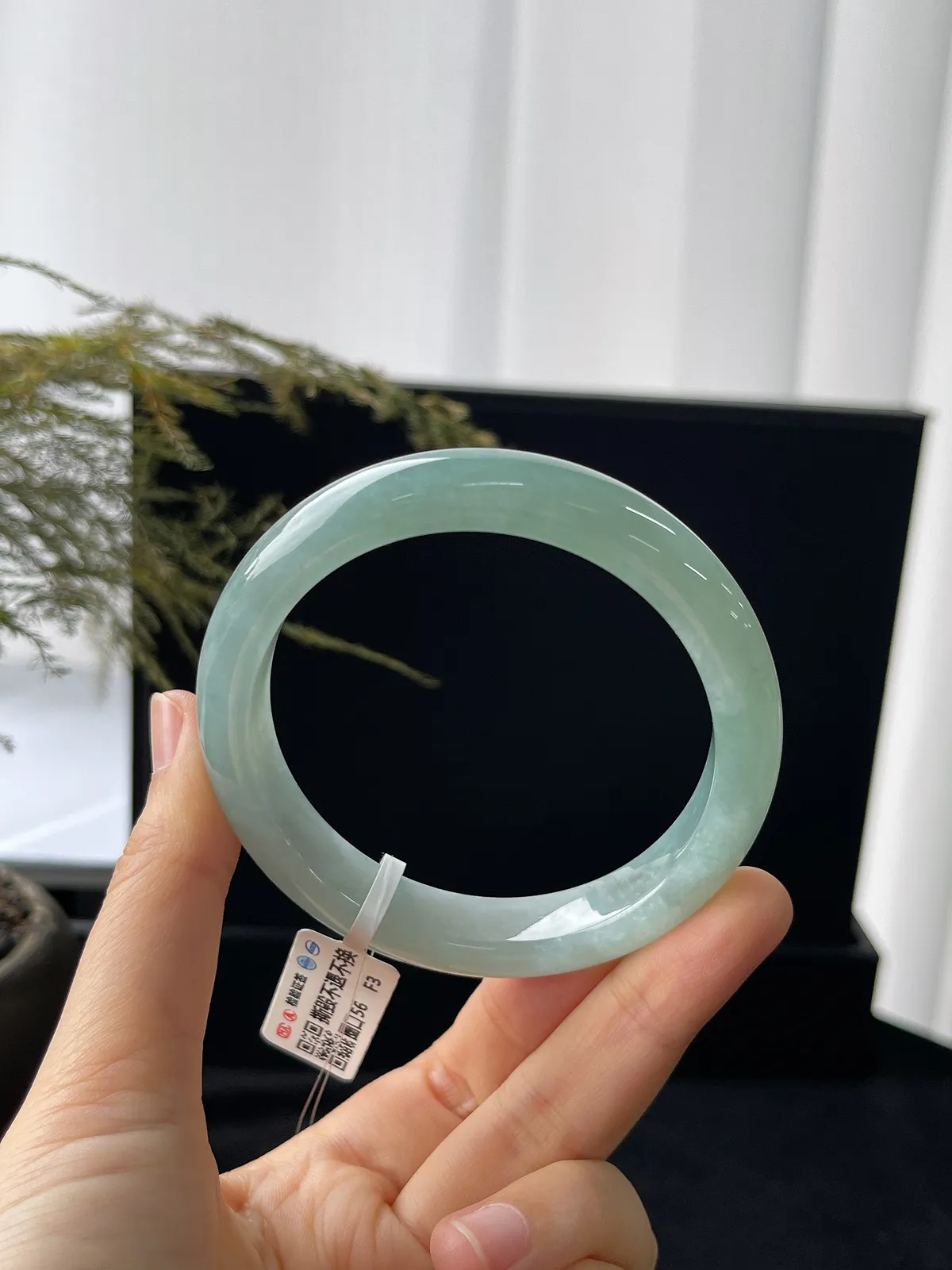 正圈56圈口，翡翠糯化种淡绿色手镯