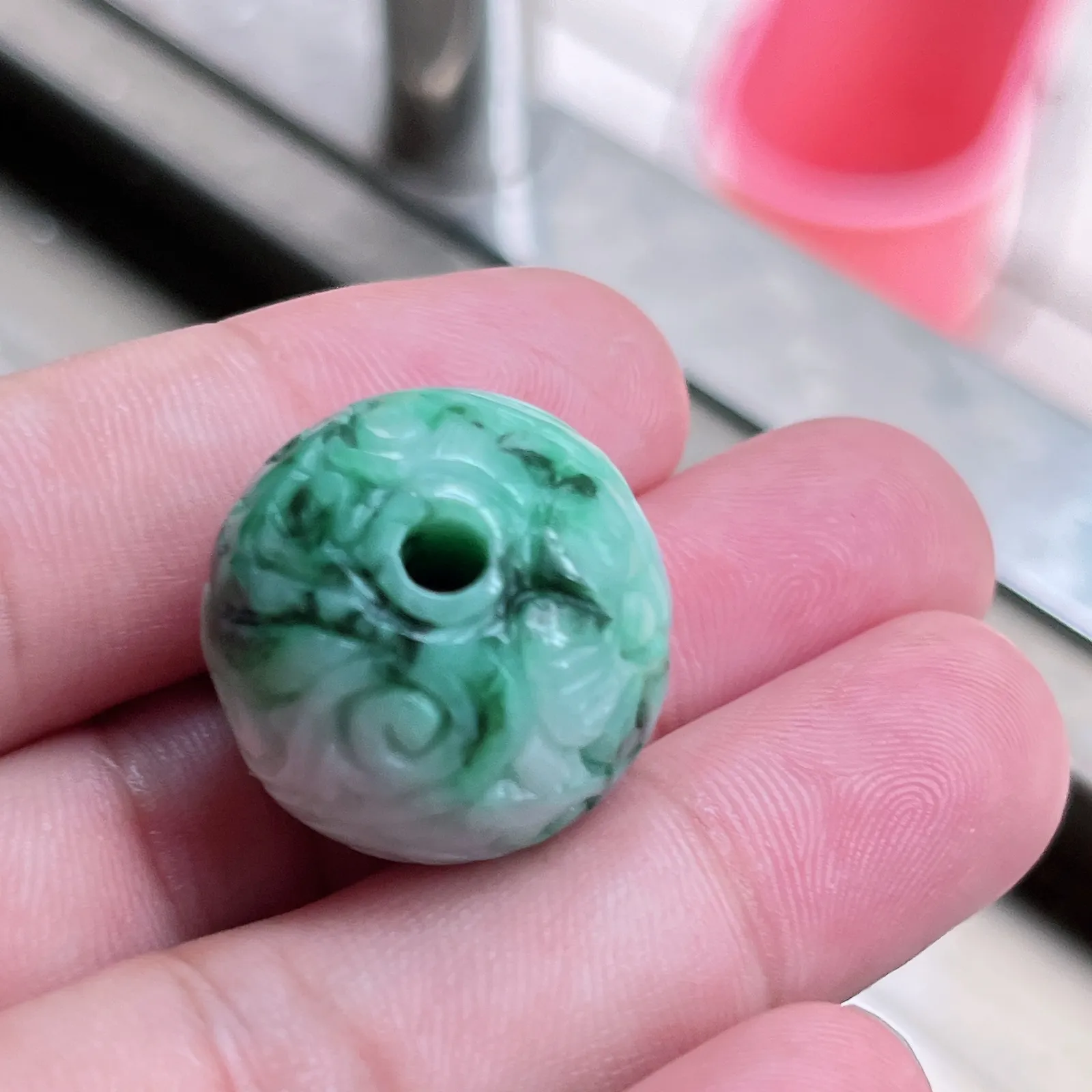 自然光实拍  水润精工冰透飘阳绿23mm回纹珠特色龙珠。玉质细腻莹润 雕工精湛，佩戴高雅大方   线条优美 lww尺寸:22.5-24mm
