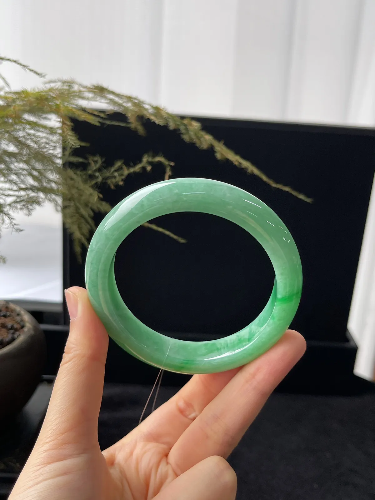 正圈57圈口，翡翠糯化种飘绿手镯
