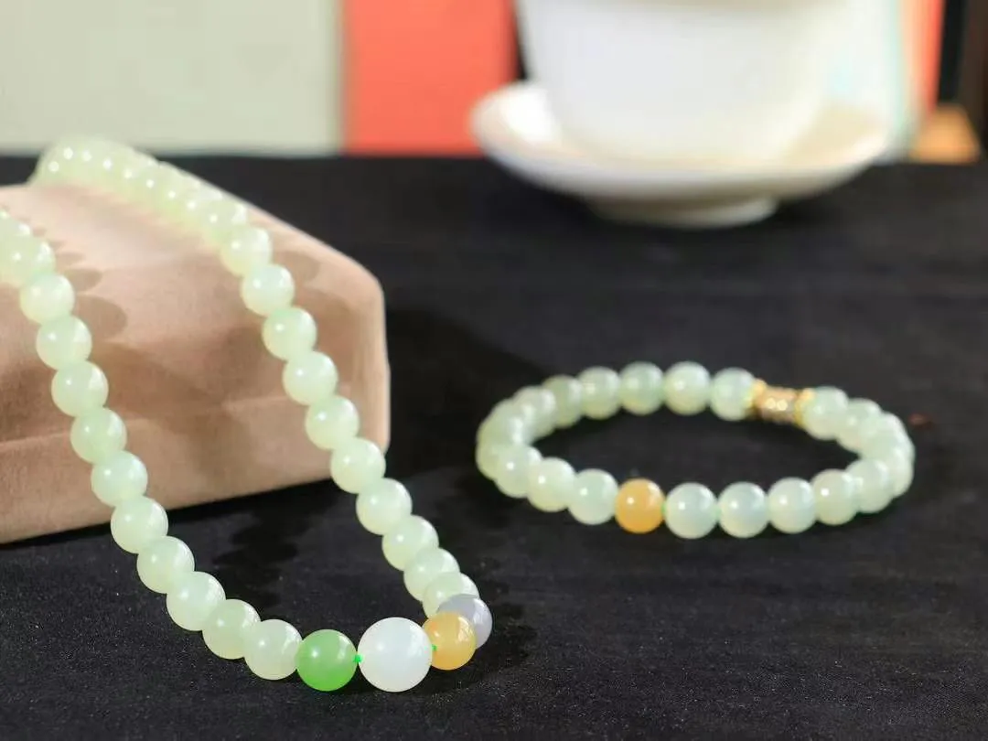 一套【珠圆玉润.套装】

精品和田玉冰晴水珠圆玉润套装 玉质细腻油润 饱满光滑 质朴无华，悠远简单，人心境界远，百世修炼深，心灵常驻善意持，觉悟人生百世修。项链重70.4克 尺寸取一7.8mm   手串重18.5克  尺寸取一7.8mm  75402421L