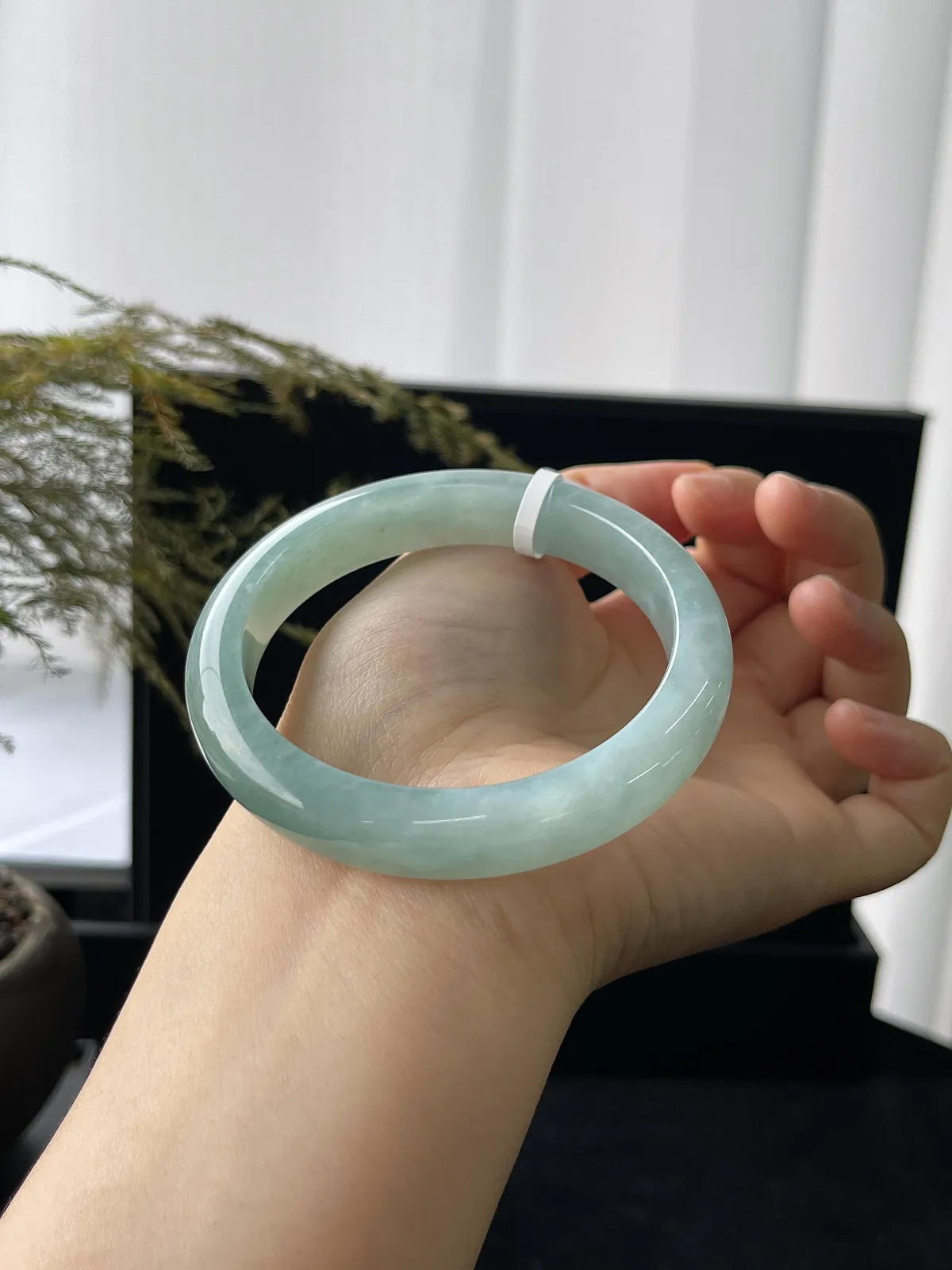 正圈56圈口，翡翠糯化种淡绿色手镯
