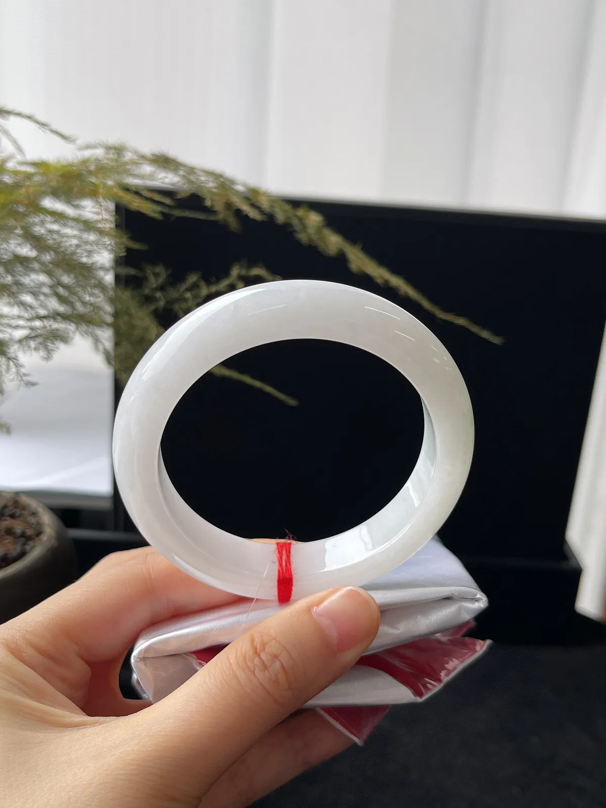 正圈55圈口，翡翠糯化种白色飘绿手镯