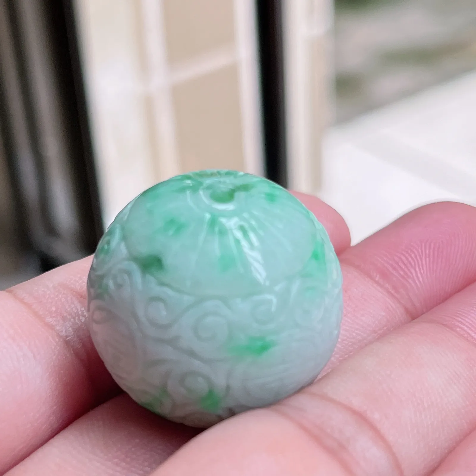 自然光实拍  水润精工冰透飘阳绿27mm回纹珠特色龙珠。玉质细腻莹润 雕工精湛，佩戴高雅大方   线条优美 lww尺寸:27mm