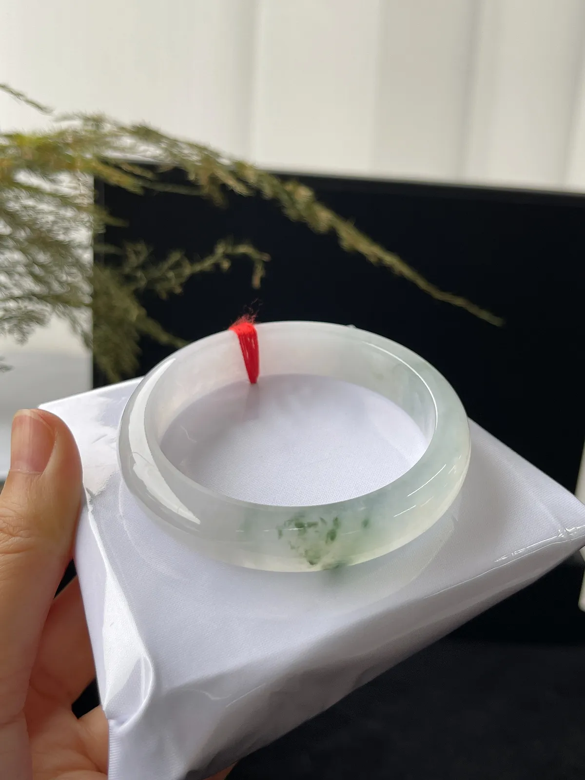 正圈51.8圈口，翡翠冰糯种飘绿手镯