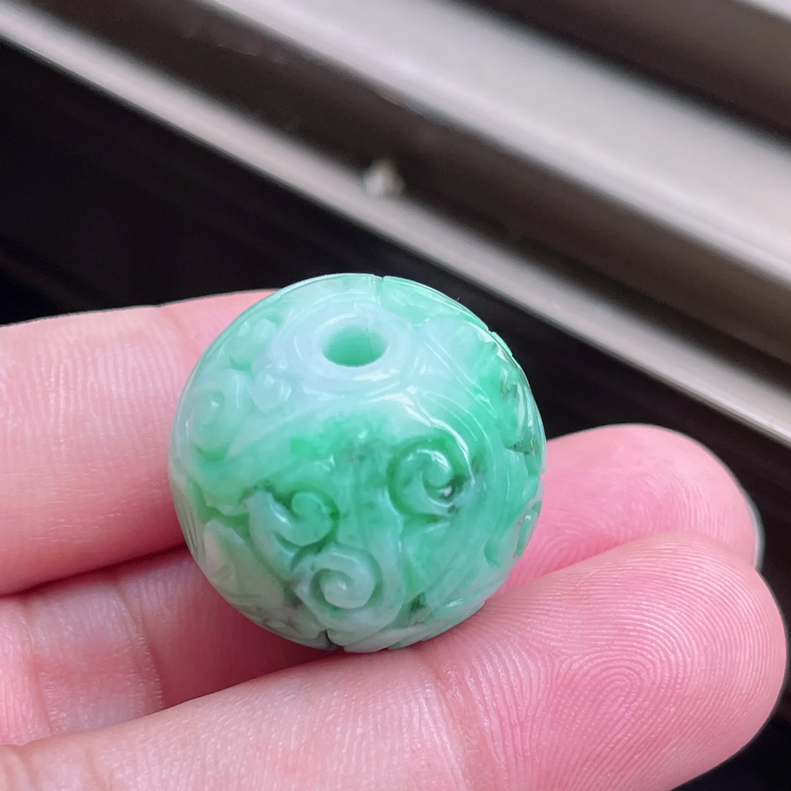 自然光实拍  水润精工冰透飘阳绿24mm回纹珠特色龙珠。玉质细腻莹润 雕工精湛，佩戴高雅大方   线条优美 lww尺寸:23.5-24mm