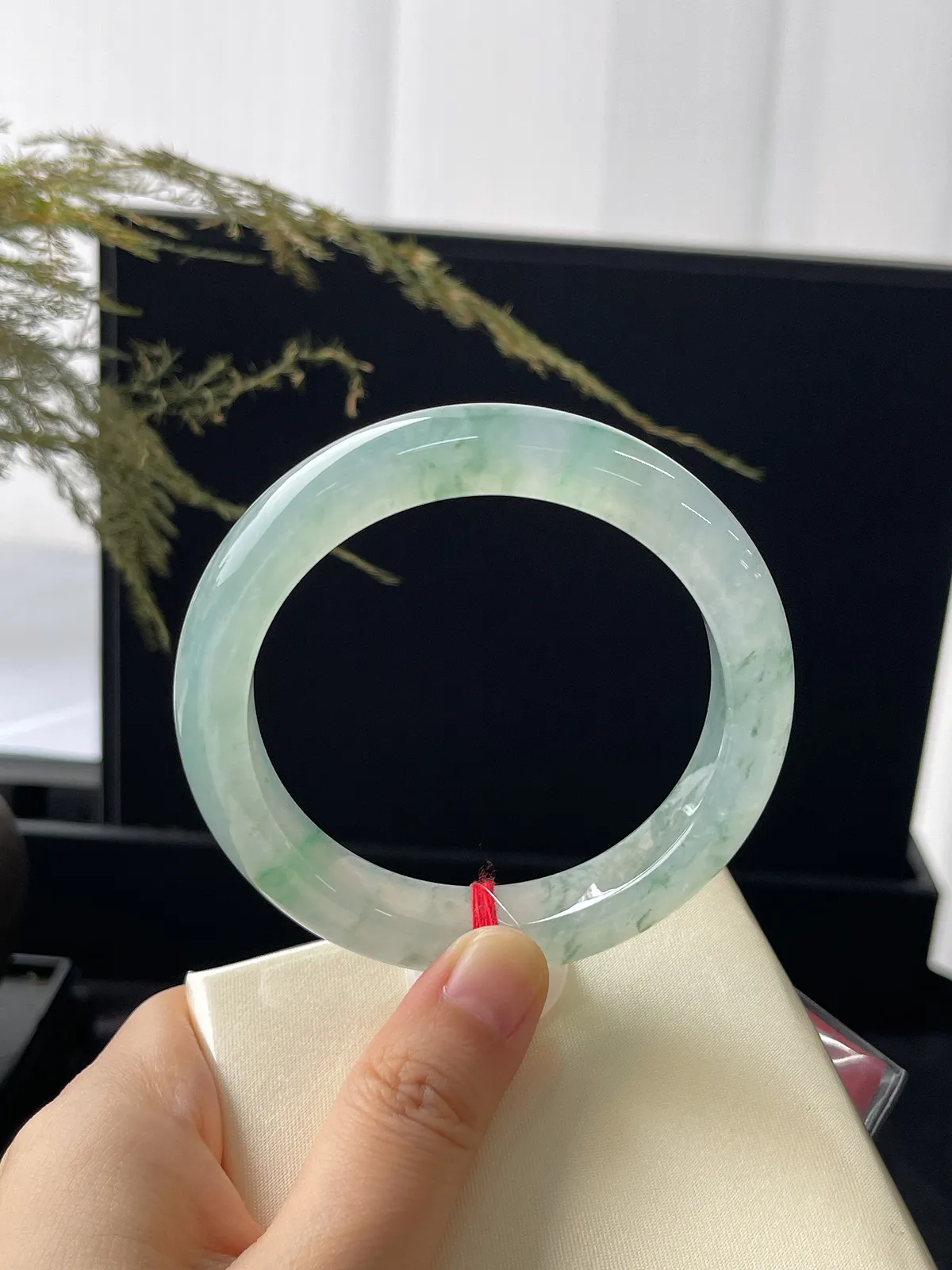 正圈57.6圈口，冰种飘绿，光感强