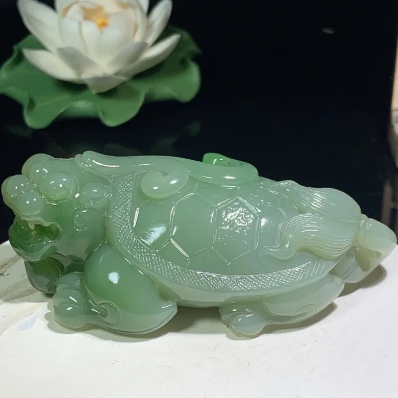 收藏级和田玉粉青飘阳绿俄罗斯碧玉龙龟富贵长寿把件。尺寸81/50/29重147克。无裂无结构。玉质
