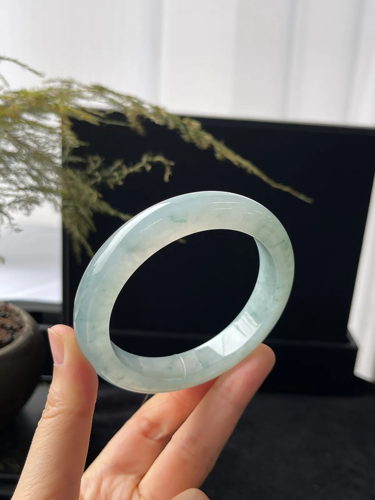 正圈57.8圈口，翡翠冰糯种飘绿手镯