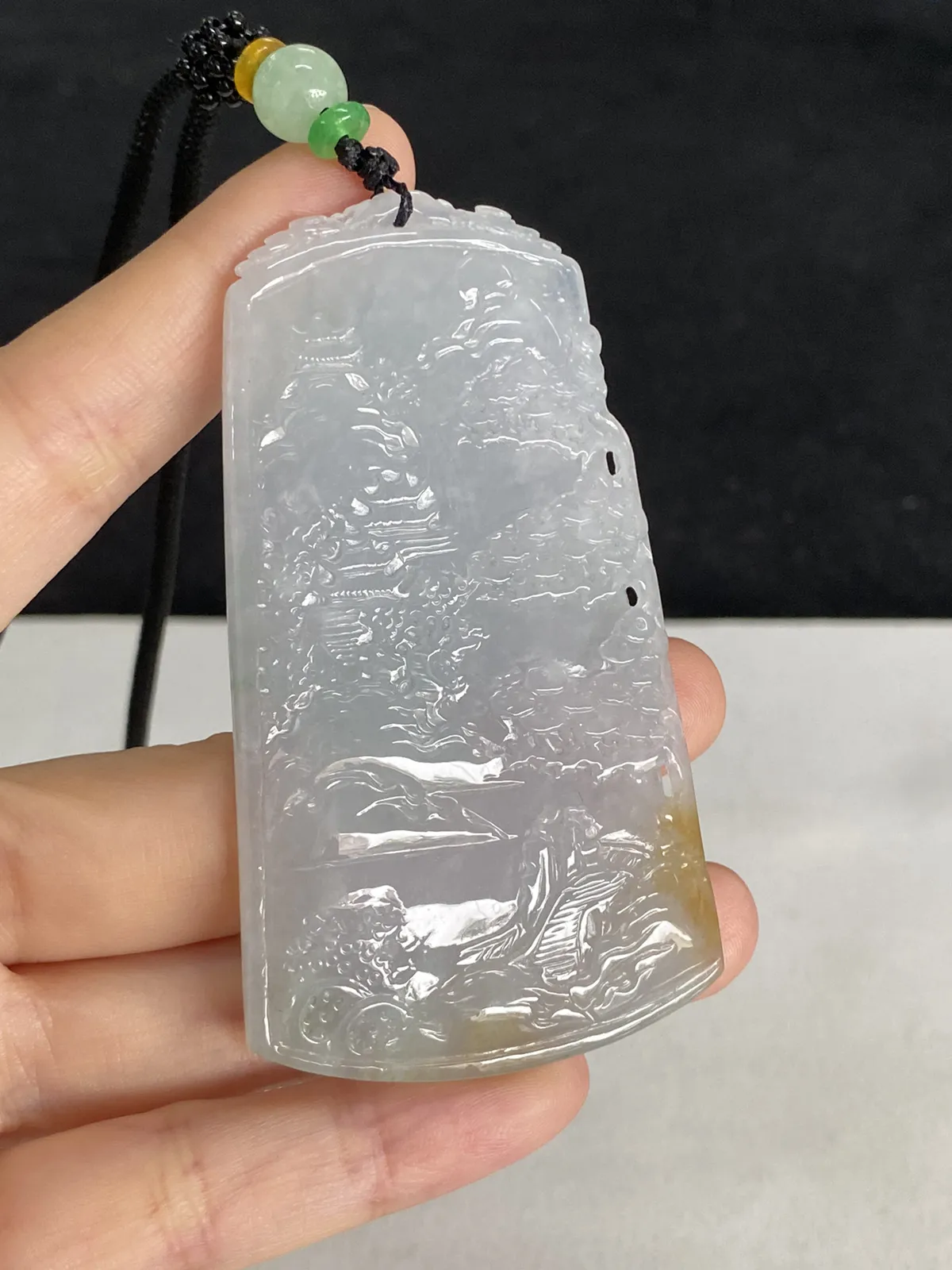 翡翠冰糯种白色山水牌，配珠未测